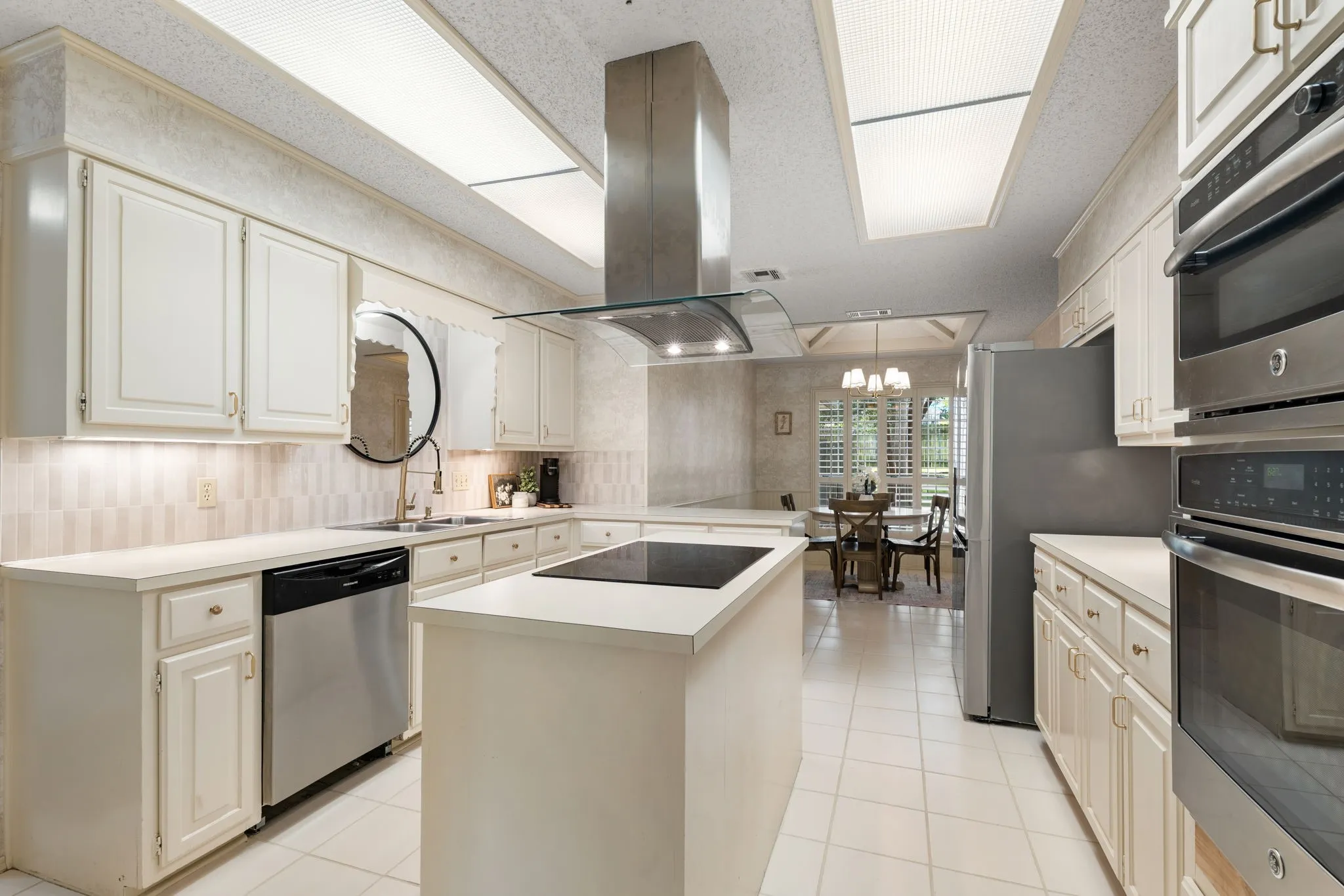 Single Family Residence For Sale in Mc Lennan County , 202 Trailview Drive, Woodway, Texas 76712, 4 Bedroom, 3 Bathroom, 2 Garage spaces, 2,631 Sqft, built in 1982, mls#21400676, Real Estate Agent in Woodway, Homes For Sale in Mc Lennan county, Homes For Sale in Woodway, Realtor in Woodway Texas, Real Estate Brokerage Independent Realty Texas, Luminita Cordes Realtor