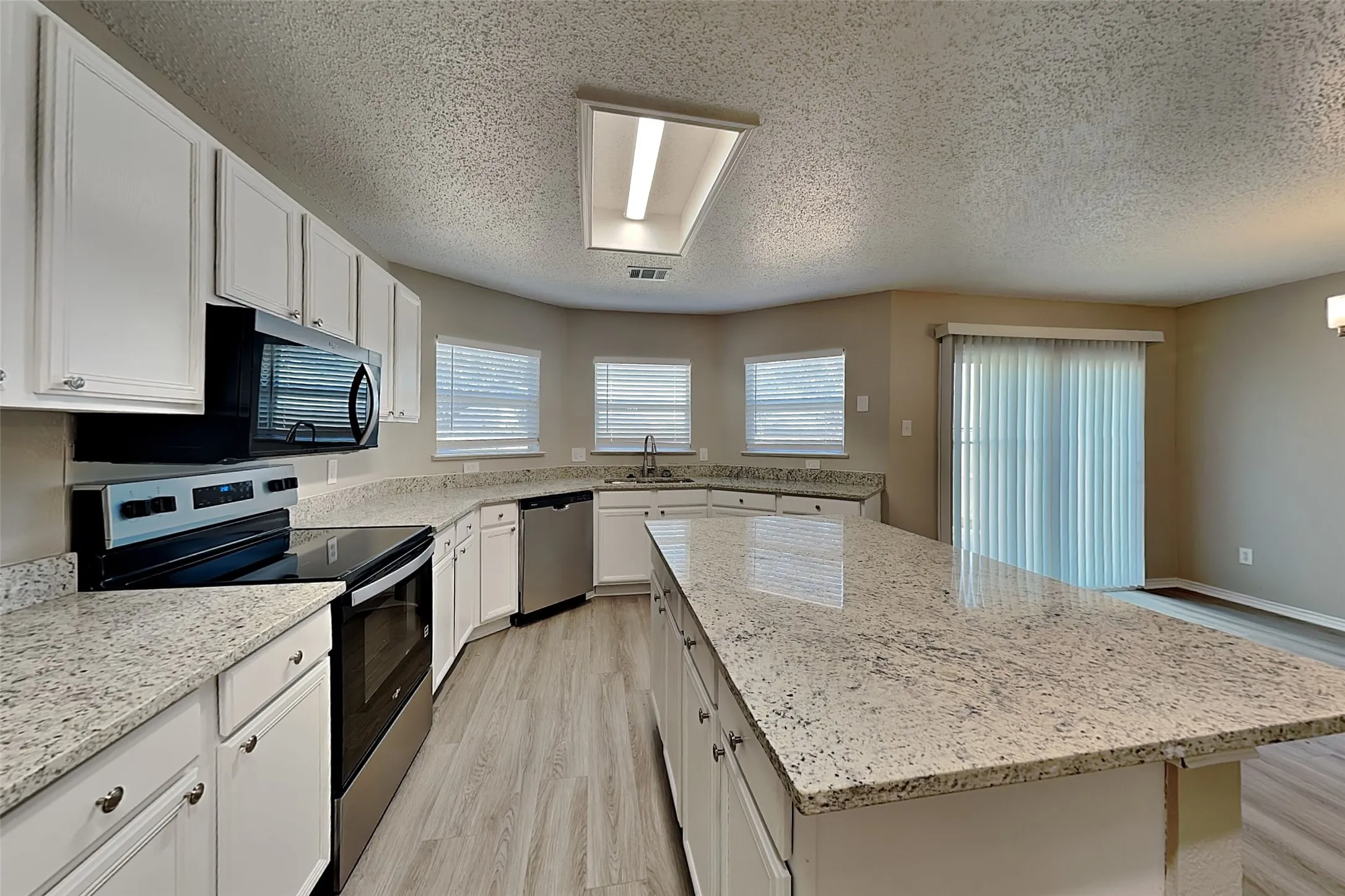Single Family Residence For Rent in Tarrant County , 4169 Fossile Butte Drive, Fort Worth, Texas 76244, 3 Bedroom, 2 Bathroom, 2 Garage spaces, 1,824 Sqft, built in 1998, mls#21400696, Real Estate Agent in Fort Worth, Homes For Rent in Tarrant county, Homes For Rent in Fort Worth, Realtor in Fort Worth Texas, Real Estate Brokerage Independent Realty Texas, Luminita Cordes Realtor