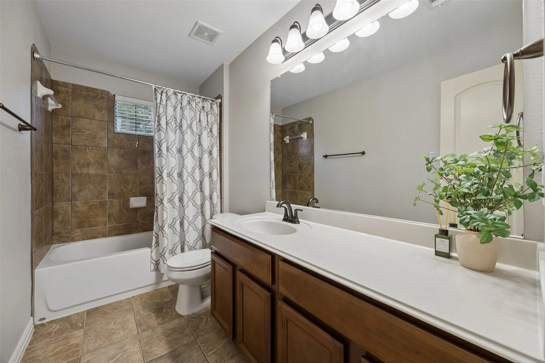 Single Family Residence For Sale in Tarrant County , 2723 Ponce De Leon, Grand Prairie, Texas 75054, 4 Bedroom, 3 Bathroom, 2 Garage spaces, 2,548 Sqft, built in 2007, mls#21394760, Real Estate Agent in Grand Prairie, Homes For Sale in Tarrant county, Homes For Sale in Grand Prairie, Realtor in Grand Prairie Texas, Real Estate Brokerage Independent Realty Texas, Luminita Cordes Realtor