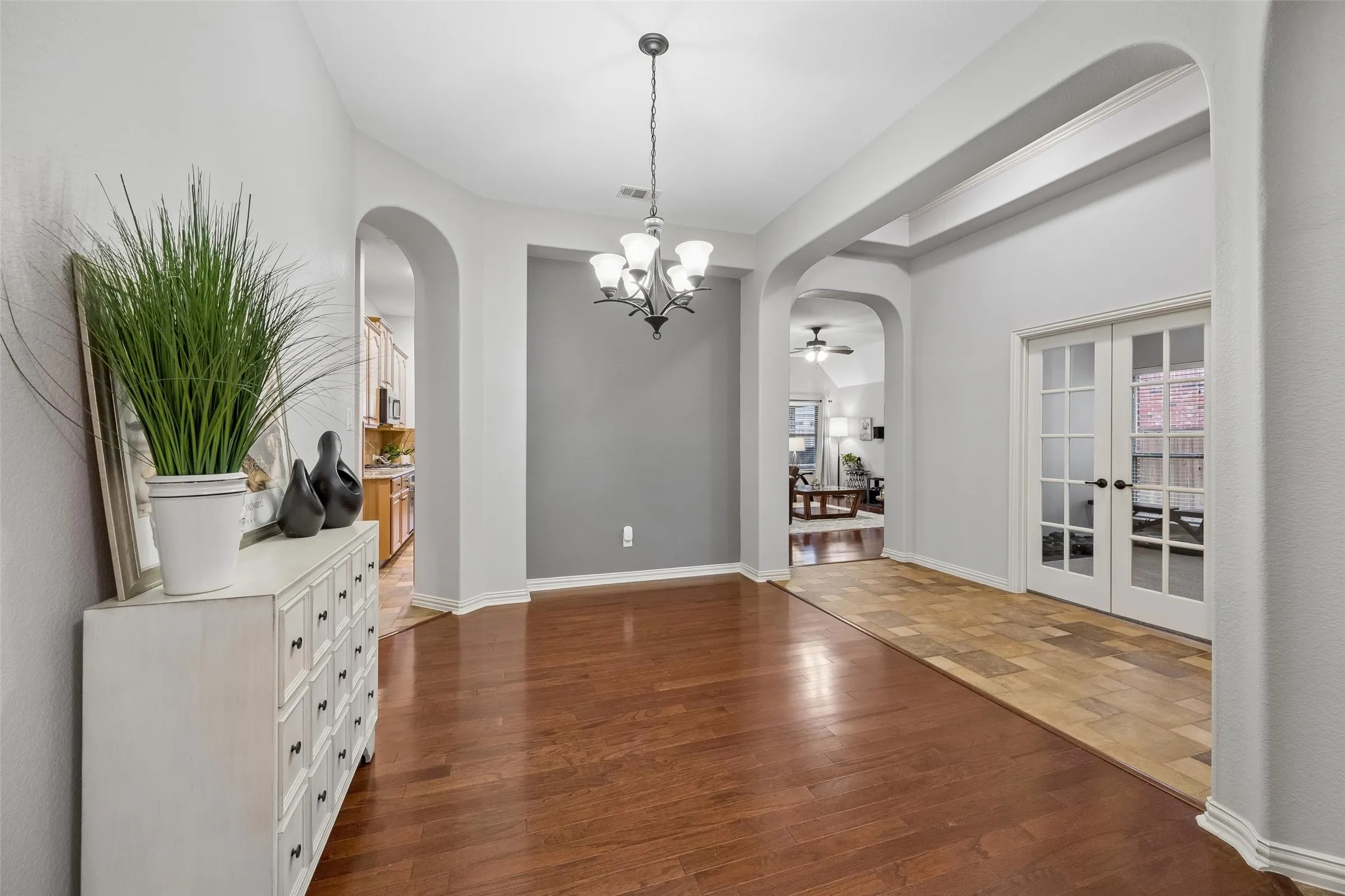 Single Family Residence For Sale in Tarrant County , 2723 Ponce De Leon, Grand Prairie, Texas 75054, 4 Bedroom, 3 Bathroom, 2 Garage spaces, 2,548 Sqft, built in 2007, mls#21394760, Real Estate Agent in Grand Prairie, Homes For Sale in Tarrant county, Homes For Sale in Grand Prairie, Realtor in Grand Prairie Texas, Real Estate Brokerage Independent Realty Texas, Luminita Cordes Realtor