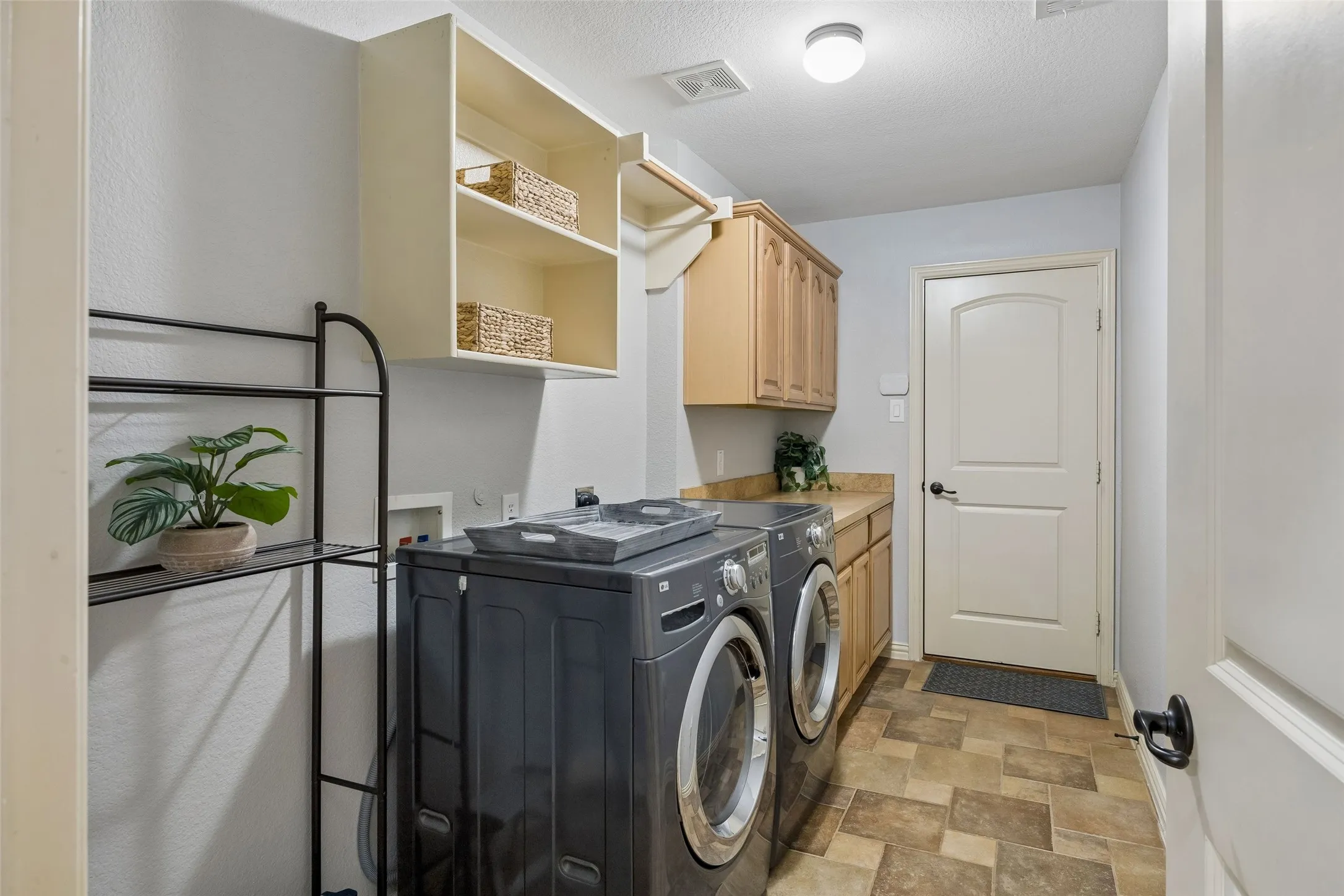 Single Family Residence For Sale in Tarrant County , 2723 Ponce De Leon, Grand Prairie, Texas 75054, 4 Bedroom, 3 Bathroom, 2 Garage spaces, 2,548 Sqft, built in 2007, mls#21394760, Real Estate Agent in Grand Prairie, Homes For Sale in Tarrant county, Homes For Sale in Grand Prairie, Realtor in Grand Prairie Texas, Real Estate Brokerage Independent Realty Texas, Luminita Cordes Realtor