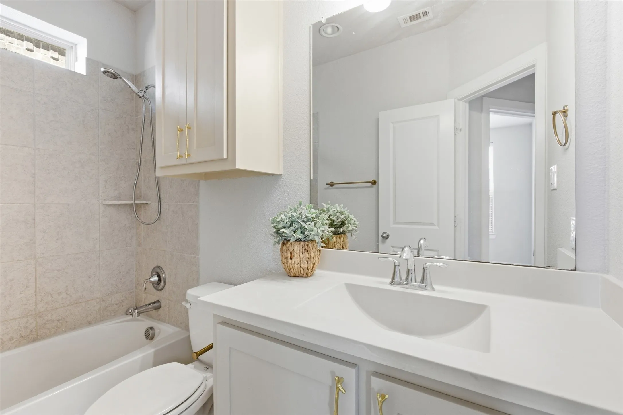Single Family Residence For Sale in Collin County , 6209 Smithwick Drive, Mc Kinney, Texas 75070, 3 Bedroom, 3 Bathroom, 2 Garage spaces, 2,331 Sqft, built in 2017, mls#21400553, Real Estate Agent in Mc Kinney, Homes For Sale in Collin county, Homes For Sale in Mc Kinney, Realtor in Mc Kinney Texas, Real Estate Brokerage Independent Realty Texas, Luminita Cordes Realtor