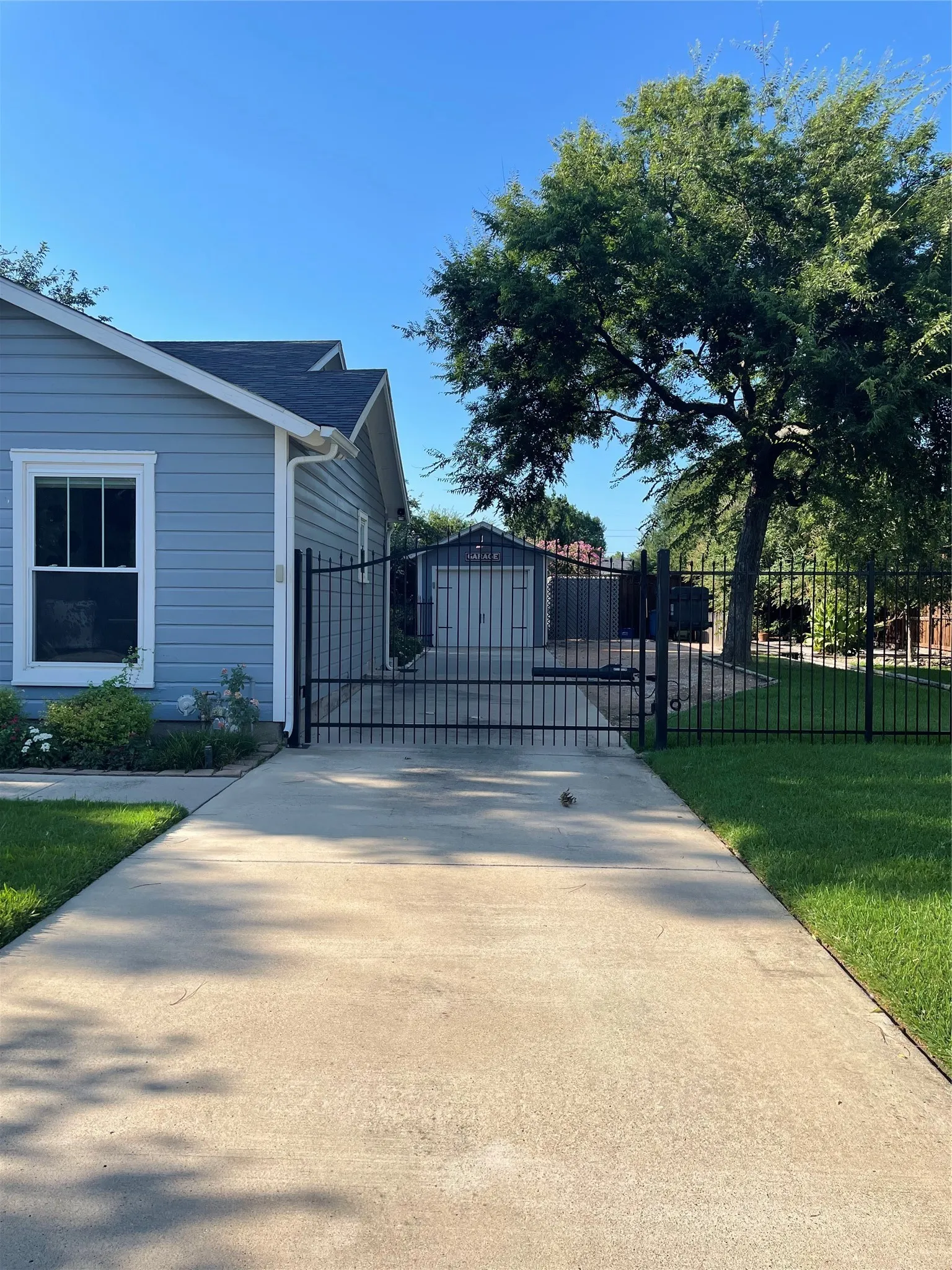 Single Family Residence For Rent in Tarrant County , 420 E Franklin Street, Grapevine, Texas 76051, 2 Bedroom, 3 Bathroom, 1 Garage spaces, 1,972 Sqft, built in 1942, mls#21400704, Real Estate Agent in Grapevine, Homes For Rent in Tarrant county, Homes For Rent in Grapevine, Realtor in Grapevine Texas, Real Estate Brokerage Independent Realty Texas, Luminita Cordes Realtor