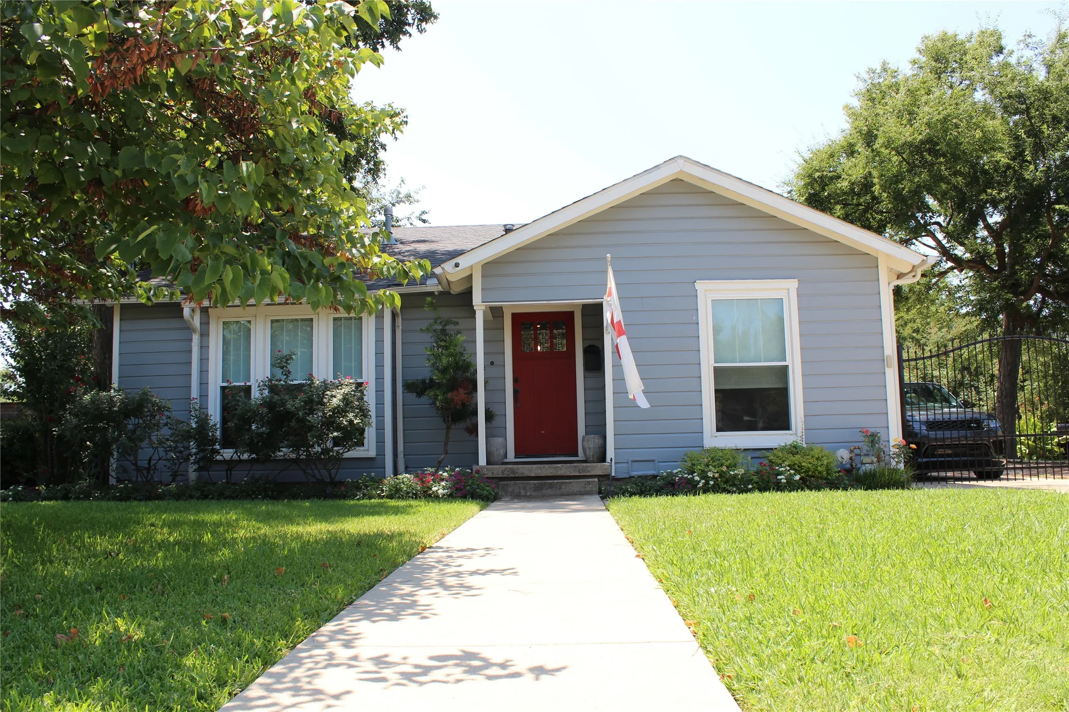 Single Family Residence For Rent in Tarrant County , 420 E Franklin Street, Grapevine, Texas 76051, 2 Bedroom, 3 Bathroom, 1 Garage spaces, 1,972 Sqft, built in 1942, mls#21400704, Real Estate Agent in Grapevine, Homes For Rent in Tarrant county, Homes For Rent in Grapevine, Realtor in Grapevine Texas, Real Estate Brokerage Independent Realty Texas, Luminita Cordes Realtor