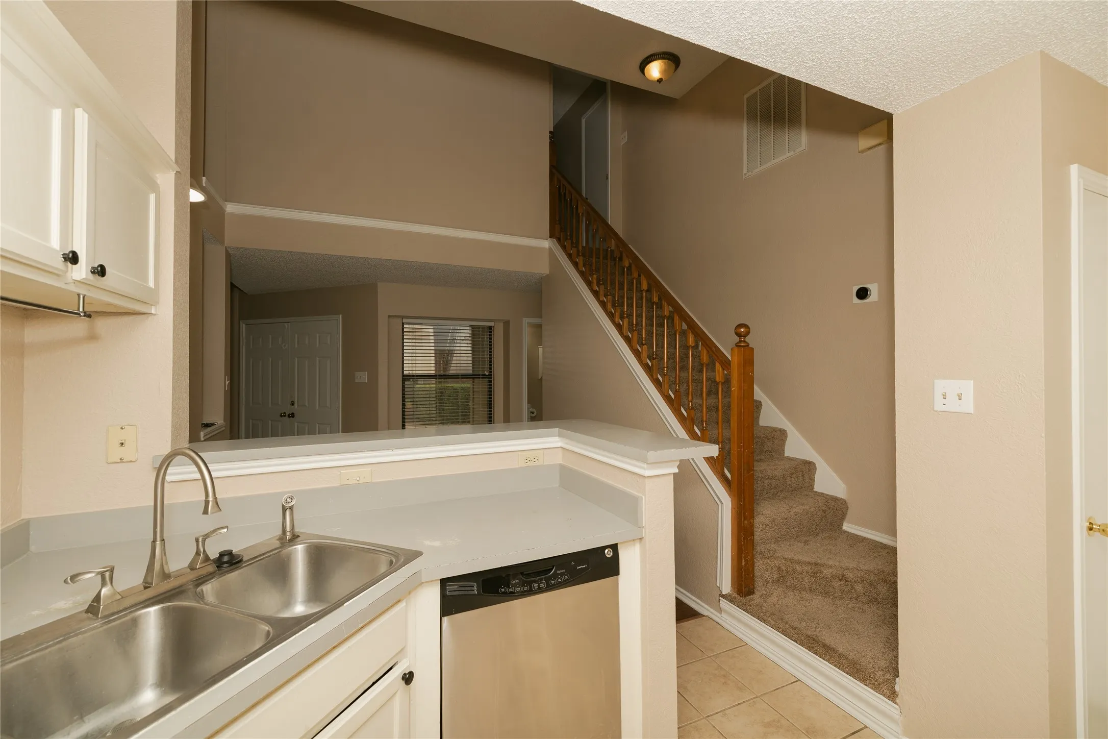 Single Family Residence For Rent in Denton County , 2083 Sundance Court, Lewisville, Texas 75067, 3 Bedroom, 2 Bathroom, 2 Garage spaces, 1,293 Sqft, built in 1986, mls#21400708, Real Estate Agent in Lewisville, Homes For Rent in Denton county, Homes For Rent in Lewisville, Realtor in Lewisville Texas, Real Estate Brokerage Independent Realty Texas, Luminita Cordes Realtor