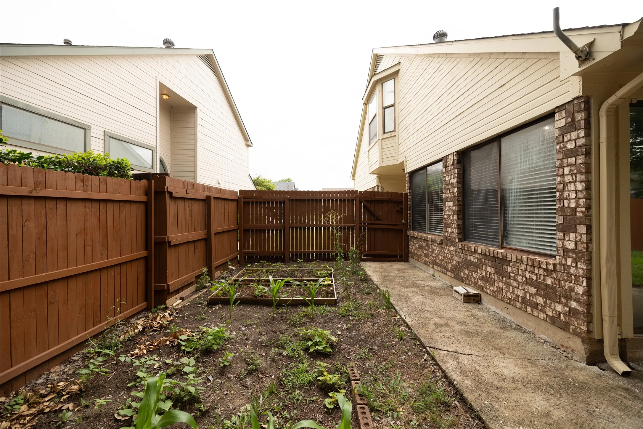 Single Family Residence For Rent in Denton County , 2083 Sundance Court, Lewisville, Texas 75067, 3 Bedroom, 2 Bathroom, 2 Garage spaces, 1,293 Sqft, built in 1986, mls#21400708, Real Estate Agent in Lewisville, Homes For Rent in Denton county, Homes For Rent in Lewisville, Realtor in Lewisville Texas, Real Estate Brokerage Independent Realty Texas, Luminita Cordes Realtor