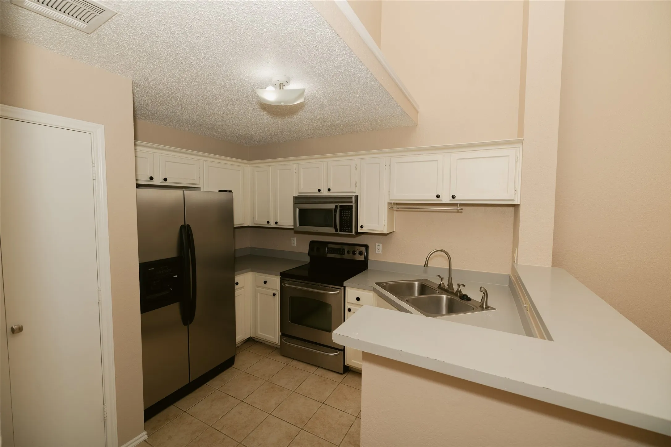Single Family Residence For Rent in Denton County , 2083 Sundance Court, Lewisville, Texas 75067, 3 Bedroom, 2 Bathroom, 2 Garage spaces, 1,293 Sqft, built in 1986, mls#21400708, Real Estate Agent in Lewisville, Homes For Rent in Denton county, Homes For Rent in Lewisville, Realtor in Lewisville Texas, Real Estate Brokerage Independent Realty Texas, Luminita Cordes Realtor