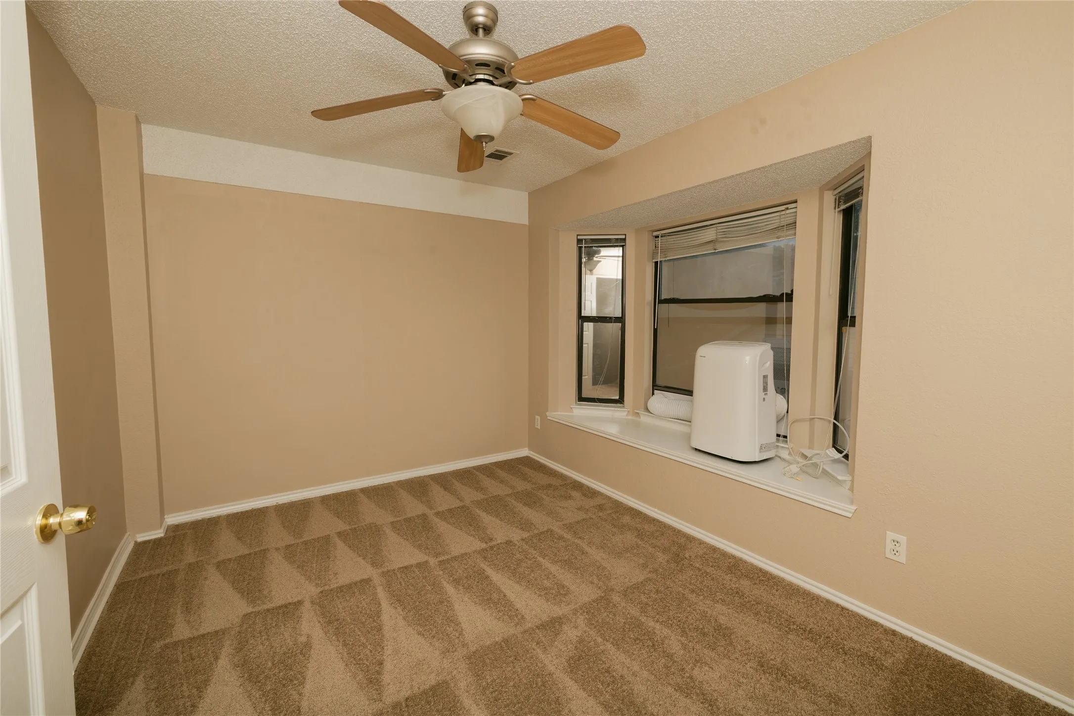 Single Family Residence For Rent in Denton County , 2083 Sundance Court, Lewisville, Texas 75067, 3 Bedroom, 2 Bathroom, 2 Garage spaces, 1,293 Sqft, built in 1986, mls#21400708, Real Estate Agent in Lewisville, Homes For Rent in Denton county, Homes For Rent in Lewisville, Realtor in Lewisville Texas, Real Estate Brokerage Independent Realty Texas, Luminita Cordes Realtor