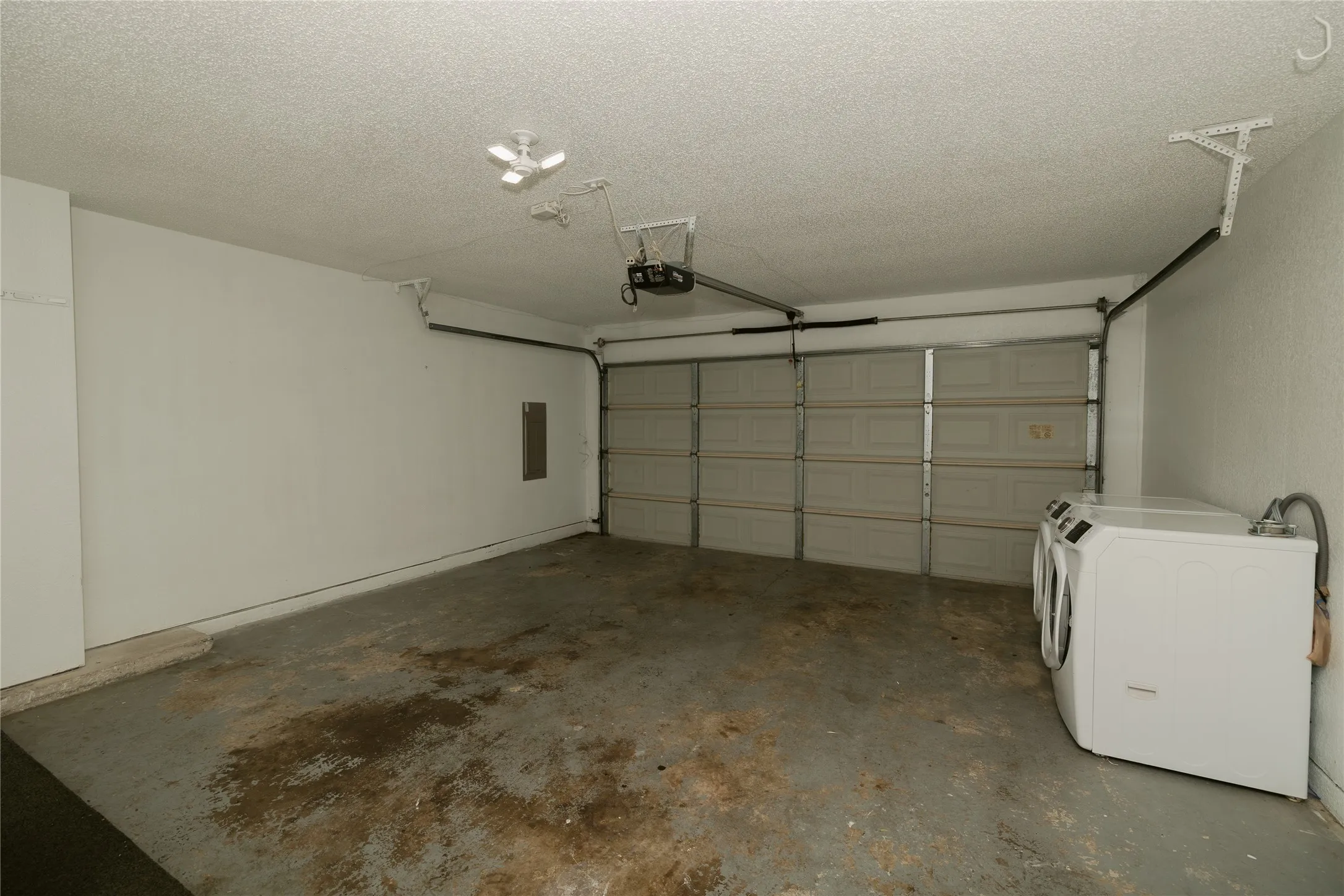 Single Family Residence For Rent in Denton County , 2083 Sundance Court, Lewisville, Texas 75067, 3 Bedroom, 2 Bathroom, 2 Garage spaces, 1,293 Sqft, built in 1986, mls#21400708, Real Estate Agent in Lewisville, Homes For Rent in Denton county, Homes For Rent in Lewisville, Realtor in Lewisville Texas, Real Estate Brokerage Independent Realty Texas, Luminita Cordes Realtor