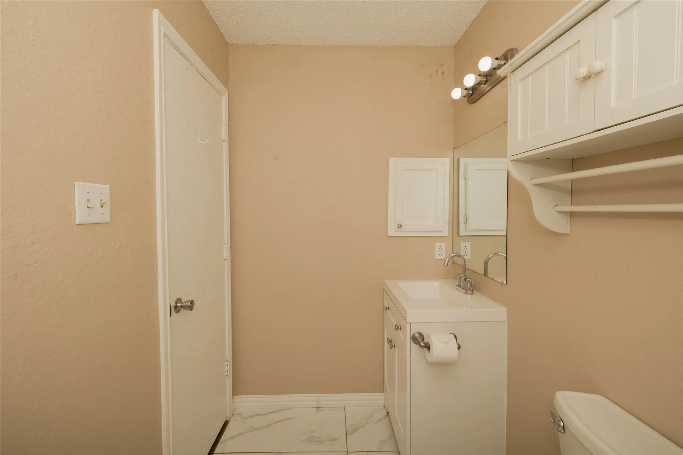 Single Family Residence For Rent in Denton County , 2083 Sundance Court, Lewisville, Texas 75067, 3 Bedroom, 2 Bathroom, 2 Garage spaces, 1,293 Sqft, built in 1986, mls#21400708, Real Estate Agent in Lewisville, Homes For Rent in Denton county, Homes For Rent in Lewisville, Realtor in Lewisville Texas, Real Estate Brokerage Independent Realty Texas, Luminita Cordes Realtor