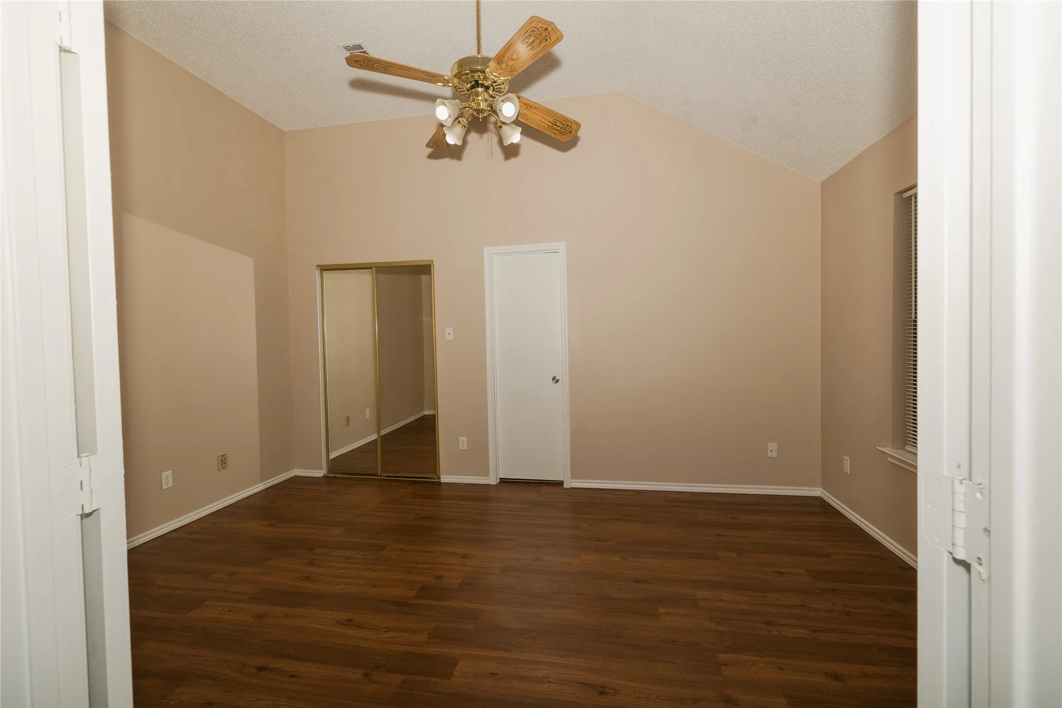 Single Family Residence For Rent in Denton County , 2083 Sundance Court, Lewisville, Texas 75067, 3 Bedroom, 2 Bathroom, 2 Garage spaces, 1,293 Sqft, built in 1986, mls#21400708, Real Estate Agent in Lewisville, Homes For Rent in Denton county, Homes For Rent in Lewisville, Realtor in Lewisville Texas, Real Estate Brokerage Independent Realty Texas, Luminita Cordes Realtor