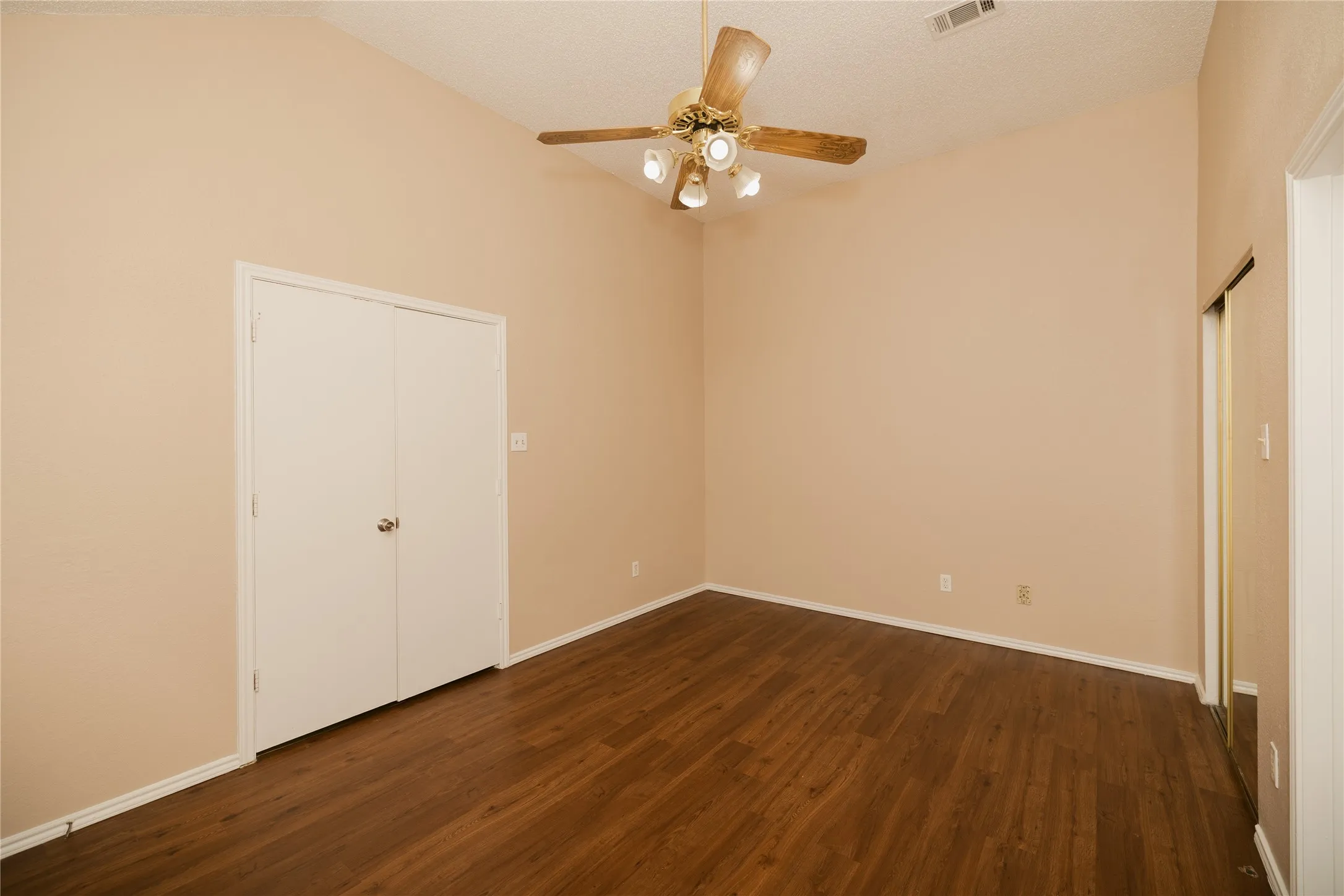 Single Family Residence For Rent in Denton County , 2083 Sundance Court, Lewisville, Texas 75067, 3 Bedroom, 2 Bathroom, 2 Garage spaces, 1,293 Sqft, built in 1986, mls#21400708, Real Estate Agent in Lewisville, Homes For Rent in Denton county, Homes For Rent in Lewisville, Realtor in Lewisville Texas, Real Estate Brokerage Independent Realty Texas, Luminita Cordes Realtor