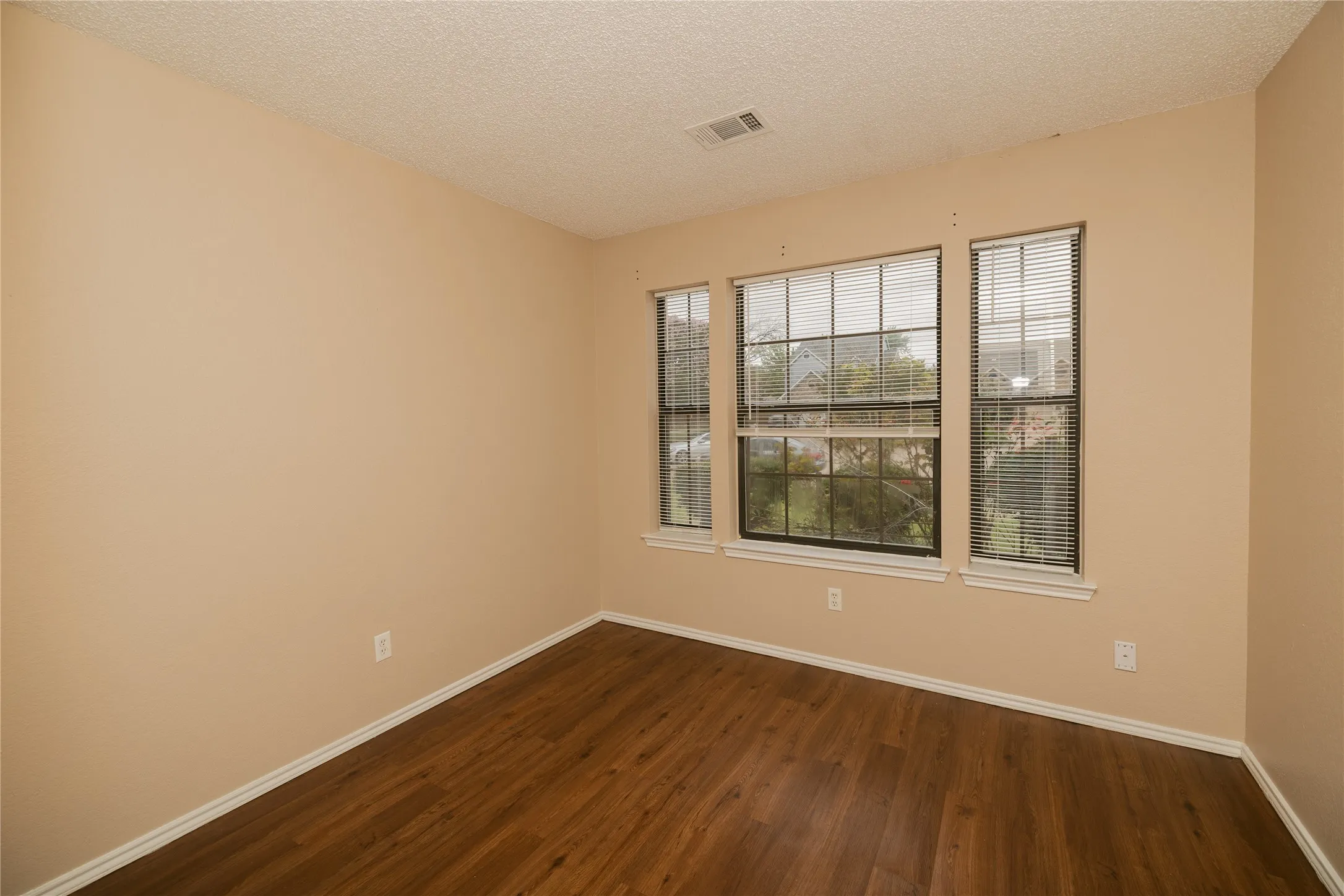 Single Family Residence For Rent in Denton County , 2083 Sundance Court, Lewisville, Texas 75067, 3 Bedroom, 2 Bathroom, 2 Garage spaces, 1,293 Sqft, built in 1986, mls#21400708, Real Estate Agent in Lewisville, Homes For Rent in Denton county, Homes For Rent in Lewisville, Realtor in Lewisville Texas, Real Estate Brokerage Independent Realty Texas, Luminita Cordes Realtor
