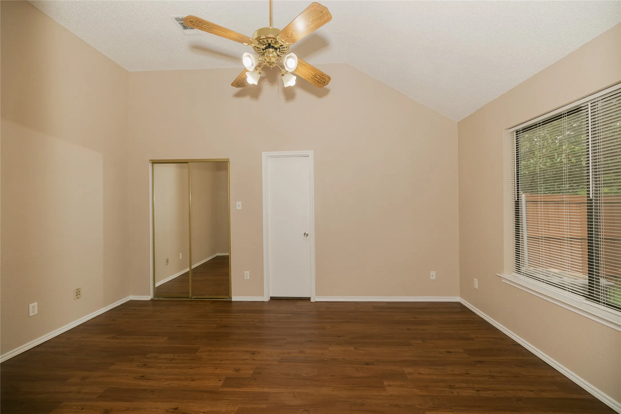 Single Family Residence For Rent in Denton County , 2083 Sundance Court, Lewisville, Texas 75067, 3 Bedroom, 2 Bathroom, 2 Garage spaces, 1,293 Sqft, built in 1986, mls#21400708, Real Estate Agent in Lewisville, Homes For Rent in Denton county, Homes For Rent in Lewisville, Realtor in Lewisville Texas, Real Estate Brokerage Independent Realty Texas, Luminita Cordes Realtor