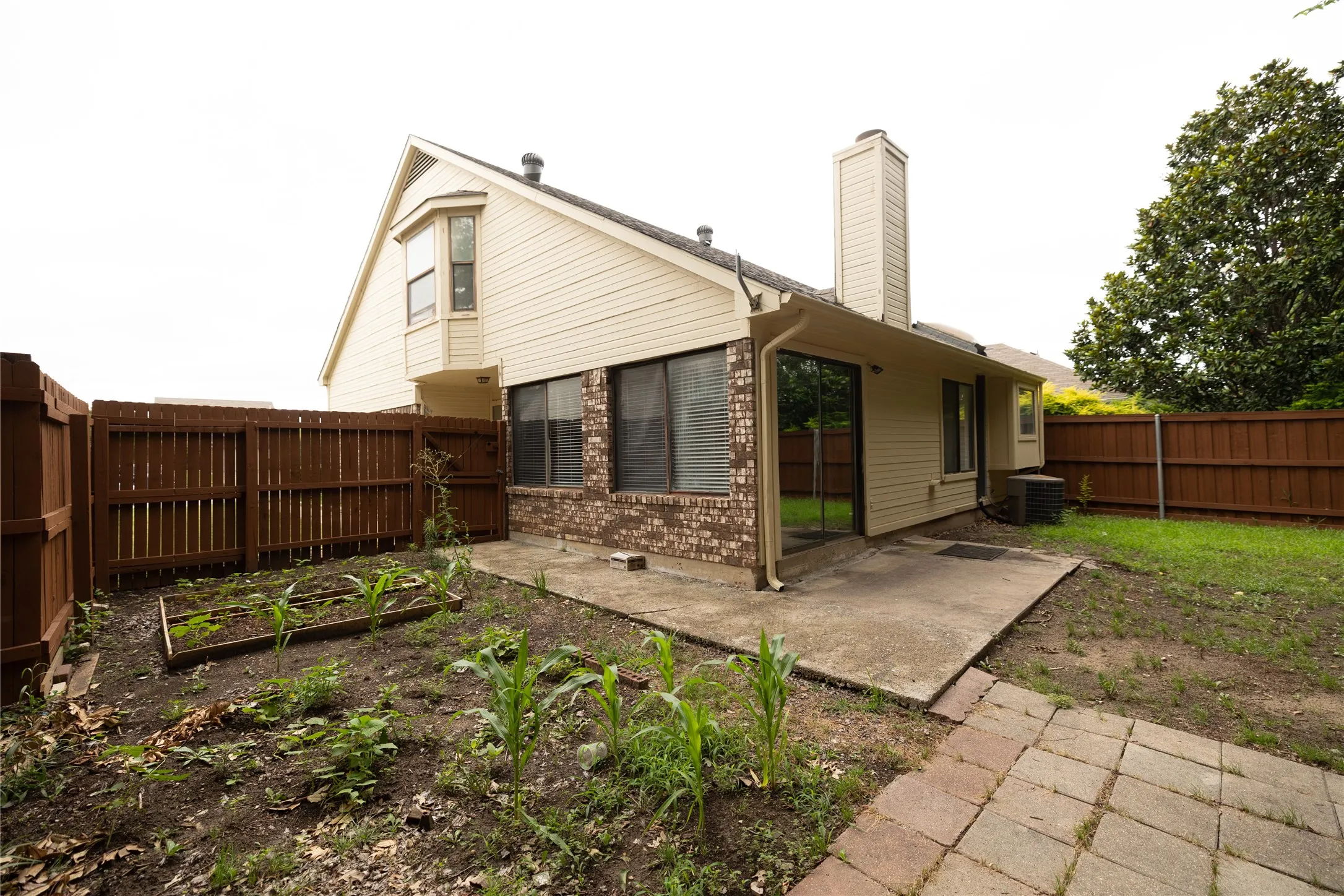 Single Family Residence For Rent in Denton County , 2083 Sundance Court, Lewisville, Texas 75067, 3 Bedroom, 2 Bathroom, 2 Garage spaces, 1,293 Sqft, built in 1986, mls#21400708, Real Estate Agent in Lewisville, Homes For Rent in Denton county, Homes For Rent in Lewisville, Realtor in Lewisville Texas, Real Estate Brokerage Independent Realty Texas, Luminita Cordes Realtor