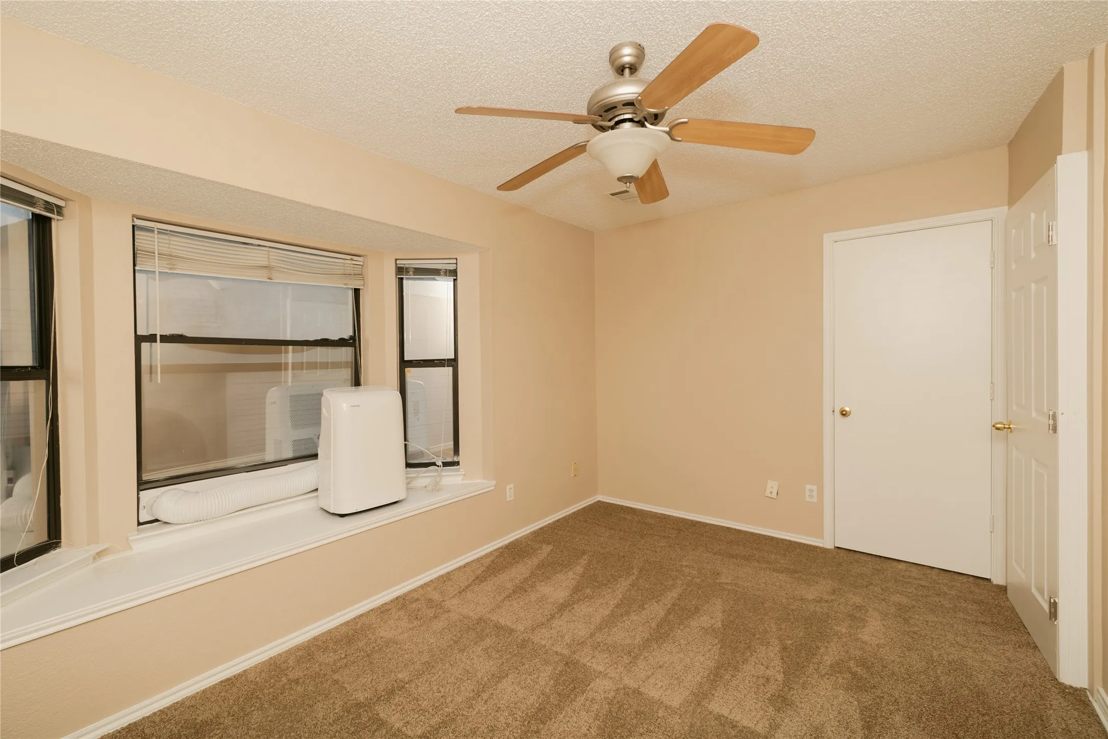 Single Family Residence For Rent in Denton County , 2083 Sundance Court, Lewisville, Texas 75067, 3 Bedroom, 2 Bathroom, 2 Garage spaces, 1,293 Sqft, built in 1986, mls#21400708, Real Estate Agent in Lewisville, Homes For Rent in Denton county, Homes For Rent in Lewisville, Realtor in Lewisville Texas, Real Estate Brokerage Independent Realty Texas, Luminita Cordes Realtor