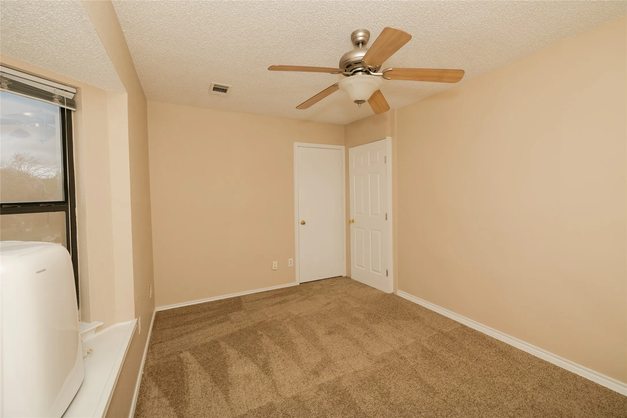 Single Family Residence For Rent in Denton County , 2083 Sundance Court, Lewisville, Texas 75067, 3 Bedroom, 2 Bathroom, 2 Garage spaces, 1,293 Sqft, built in 1986, mls#21400708, Real Estate Agent in Lewisville, Homes For Rent in Denton county, Homes For Rent in Lewisville, Realtor in Lewisville Texas, Real Estate Brokerage Independent Realty Texas, Luminita Cordes Realtor