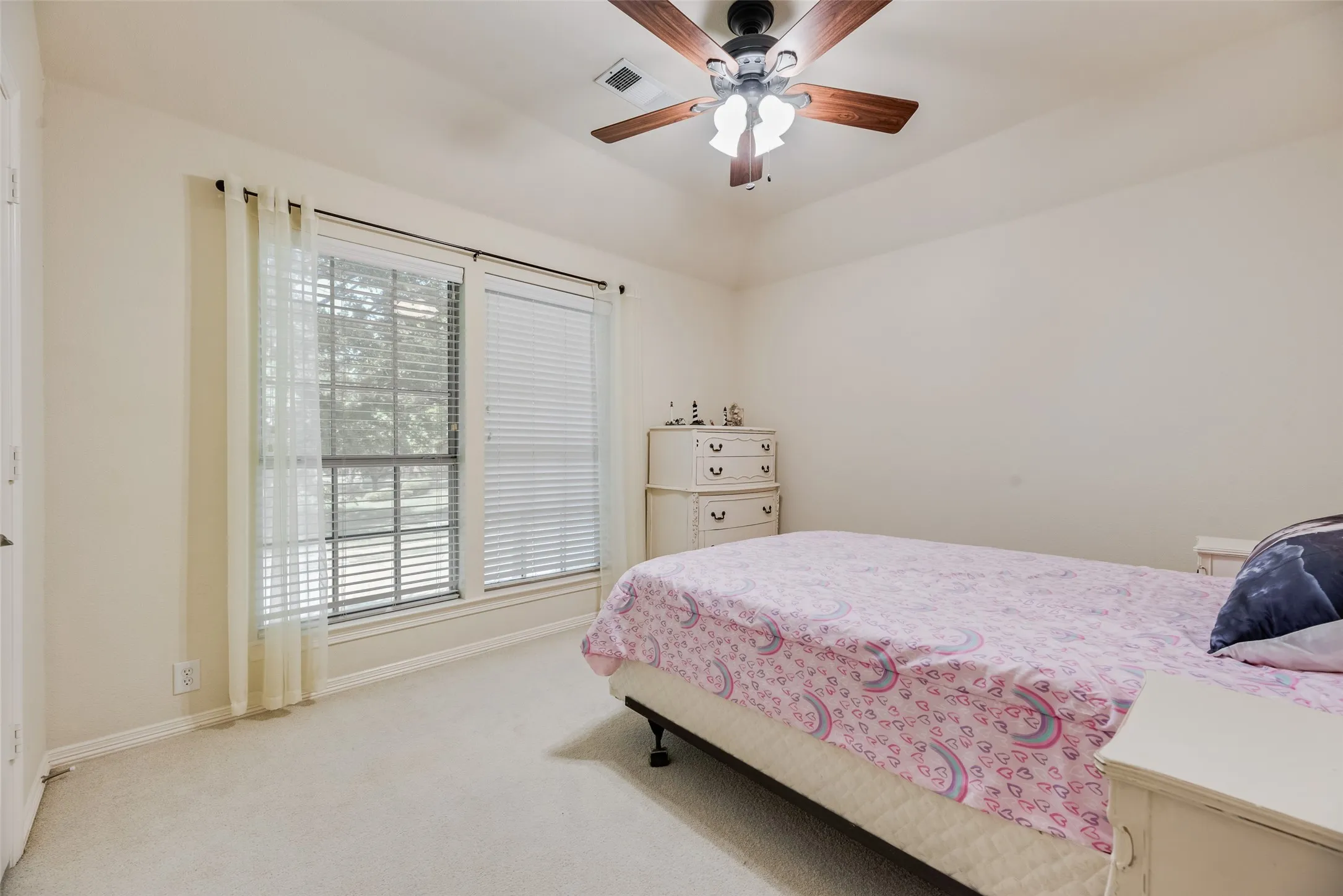 Neutral tone wall finish with carpet flooring
