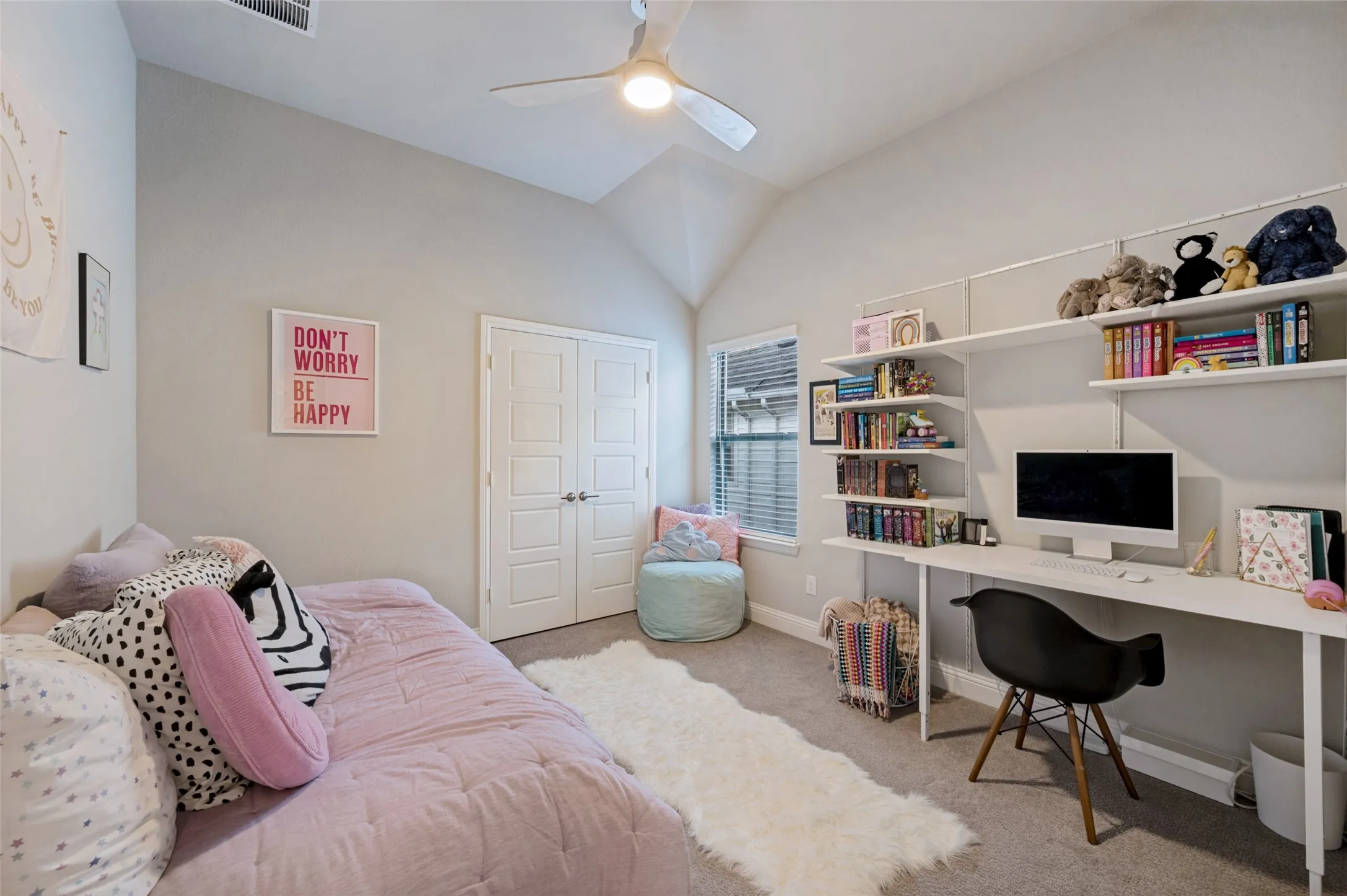 Vaulted ceiling with integrated ceiling fan