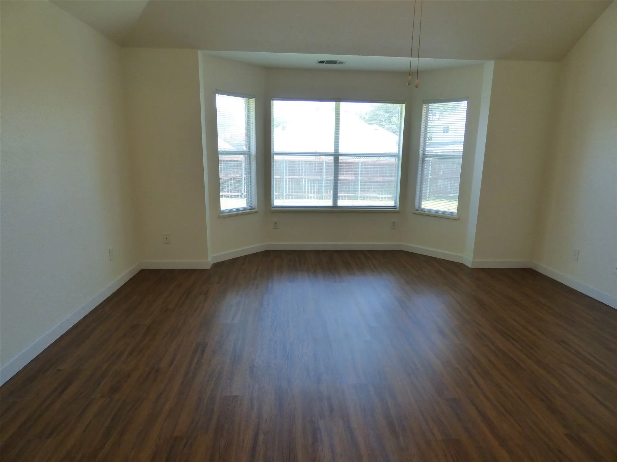Single Family Residence For Rent in Denton County , 3904 Valez Drive, Carrollton, Texas 75007, 4 Bedroom, 2 Bathroom, 2 Garage spaces, 2,058 Sqft, built in 1996, mls#21400714, Real Estate Agent in Carrollton, Homes For Rent in Denton county, Homes For Rent in Carrollton, Realtor in Carrollton Texas, Real Estate Brokerage Independent Realty Texas, Luminita Cordes Realtor