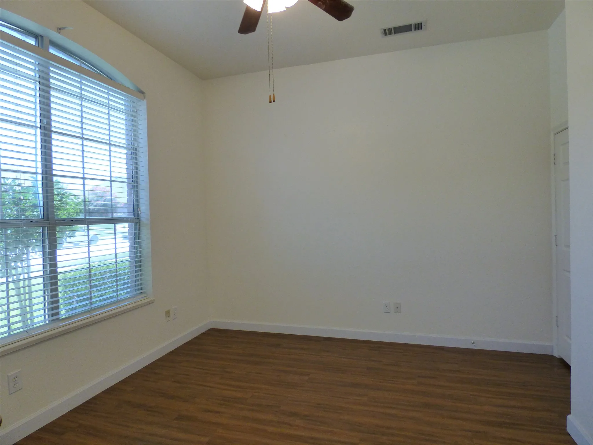 Single Family Residence For Rent in Denton County , 3904 Valez Drive, Carrollton, Texas 75007, 4 Bedroom, 2 Bathroom, 2 Garage spaces, 2,058 Sqft, built in 1996, mls#21400714, Real Estate Agent in Carrollton, Homes For Rent in Denton county, Homes For Rent in Carrollton, Realtor in Carrollton Texas, Real Estate Brokerage Independent Realty Texas, Luminita Cordes Realtor