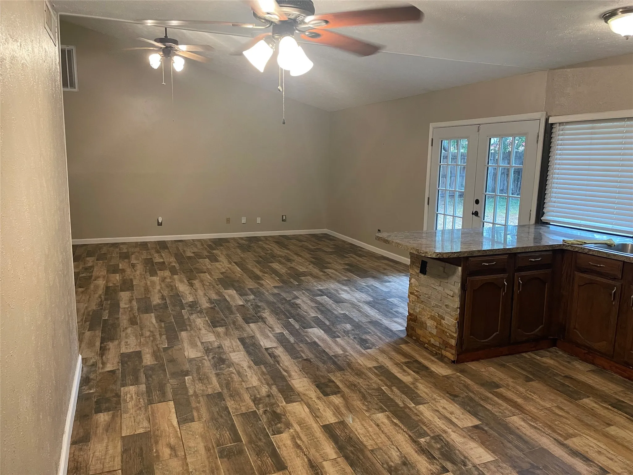 Single Family Residence For Rent in Tarrant County , 3916 Longmeadow Way, Fort Worth, Texas 76133, 3 Bedroom, 2 Bathroom, 2 Garage spaces, 1,711 Sqft, built in 1981, mls#21400723, Real Estate Agent in Fort Worth, Homes For Rent in Tarrant county, Homes For Rent in Fort Worth, Realtor in Fort Worth Texas, Real Estate Brokerage Independent Realty Texas, Luminita Cordes Realtor
