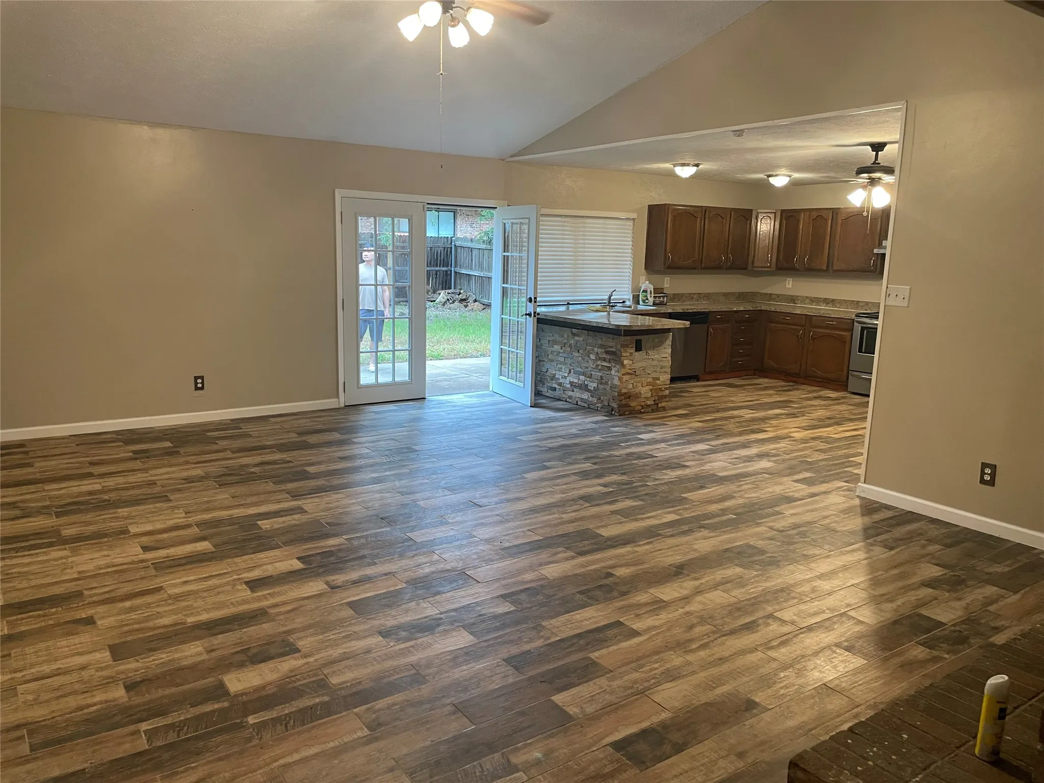 Single Family Residence For Rent in Tarrant County , 3916 Longmeadow Way, Fort Worth, Texas 76133, 3 Bedroom, 2 Bathroom, 2 Garage spaces, 1,711 Sqft, built in 1981, mls#21400723, Real Estate Agent in Fort Worth, Homes For Rent in Tarrant county, Homes For Rent in Fort Worth, Realtor in Fort Worth Texas, Real Estate Brokerage Independent Realty Texas, Luminita Cordes Realtor