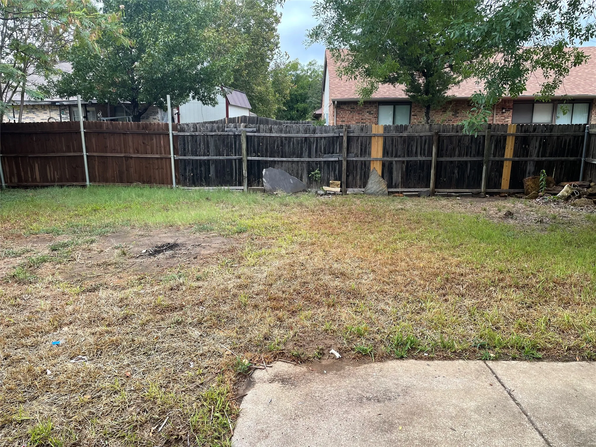 Single Family Residence For Rent in Tarrant County , 3916 Longmeadow Way, Fort Worth, Texas 76133, 3 Bedroom, 2 Bathroom, 2 Garage spaces, 1,711 Sqft, built in 1981, mls#21400723, Real Estate Agent in Fort Worth, Homes For Rent in Tarrant county, Homes For Rent in Fort Worth, Realtor in Fort Worth Texas, Real Estate Brokerage Independent Realty Texas, Luminita Cordes Realtor