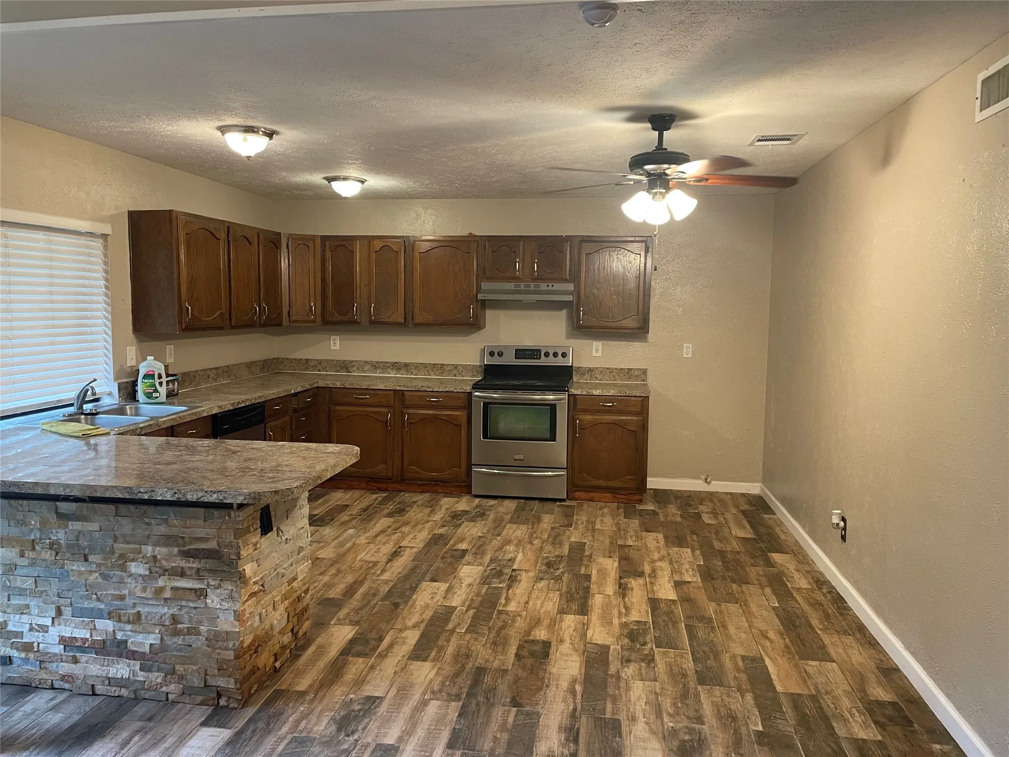 Single Family Residence For Rent in Tarrant County , 3916 Longmeadow Way, Fort Worth, Texas 76133, 3 Bedroom, 2 Bathroom, 2 Garage spaces, 1,711 Sqft, built in 1981, mls#21400723, Real Estate Agent in Fort Worth, Homes For Rent in Tarrant county, Homes For Rent in Fort Worth, Realtor in Fort Worth Texas, Real Estate Brokerage Independent Realty Texas, Luminita Cordes Realtor