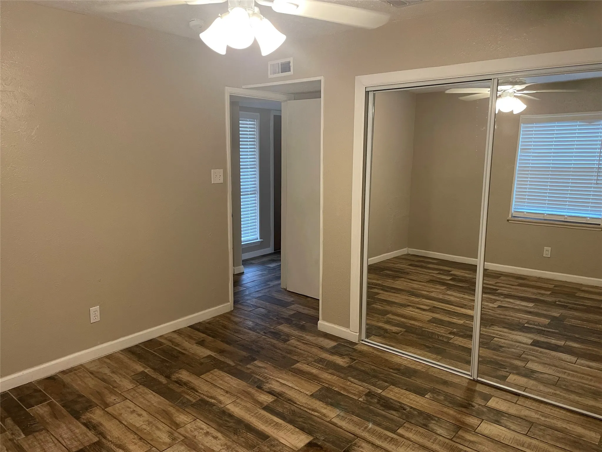 Single Family Residence For Rent in Tarrant County , 3916 Longmeadow Way, Fort Worth, Texas 76133, 3 Bedroom, 2 Bathroom, 2 Garage spaces, 1,711 Sqft, built in 1981, mls#21400723, Real Estate Agent in Fort Worth, Homes For Rent in Tarrant county, Homes For Rent in Fort Worth, Realtor in Fort Worth Texas, Real Estate Brokerage Independent Realty Texas, Luminita Cordes Realtor