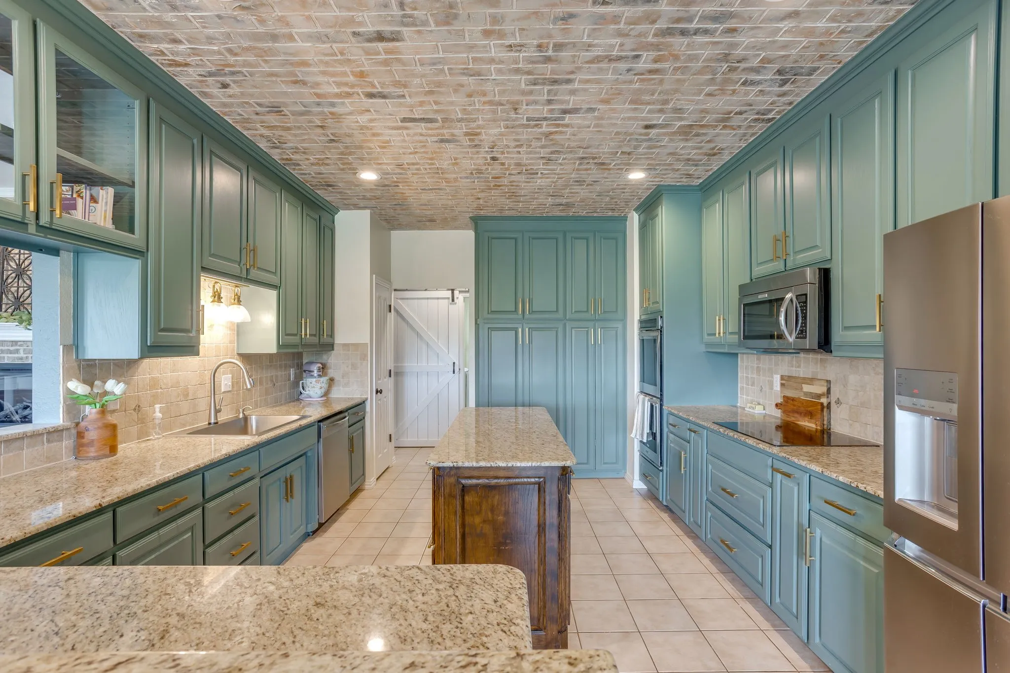 Single Family Residence For Sale in Johnson County , 703 Country Club Drive, Joshua, Texas 76058, 4 Bedroom, 3 Bathroom, 3 Garage spaces, 2,968 Sqft, built in 2003, mls#21399133, Real Estate Agent in Joshua, Homes For Sale in Johnson county, Homes For Sale in Joshua, Realtor in Joshua Texas, Real Estate Brokerage Independent Realty Texas, Luminita Cordes Realtor
