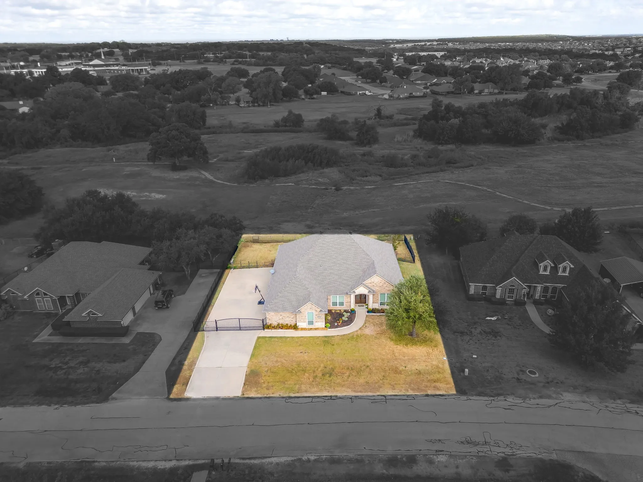 Single Family Residence For Sale in Johnson County , 703 Country Club Drive, Joshua, Texas 76058, 4 Bedroom, 3 Bathroom, 3 Garage spaces, 2,968 Sqft, built in 2003, mls#21399133, Real Estate Agent in Joshua, Homes For Sale in Johnson county, Homes For Sale in Joshua, Realtor in Joshua Texas, Real Estate Brokerage Independent Realty Texas, Luminita Cordes Realtor