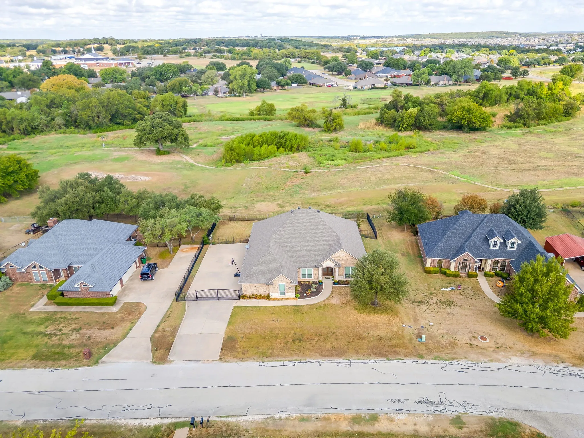 Single Family Residence For Sale in Johnson County , 703 Country Club Drive, Joshua, Texas 76058, 4 Bedroom, 3 Bathroom, 3 Garage spaces, 2,968 Sqft, built in 2003, mls#21399133, Real Estate Agent in Joshua, Homes For Sale in Johnson county, Homes For Sale in Joshua, Realtor in Joshua Texas, Real Estate Brokerage Independent Realty Texas, Luminita Cordes Realtor
