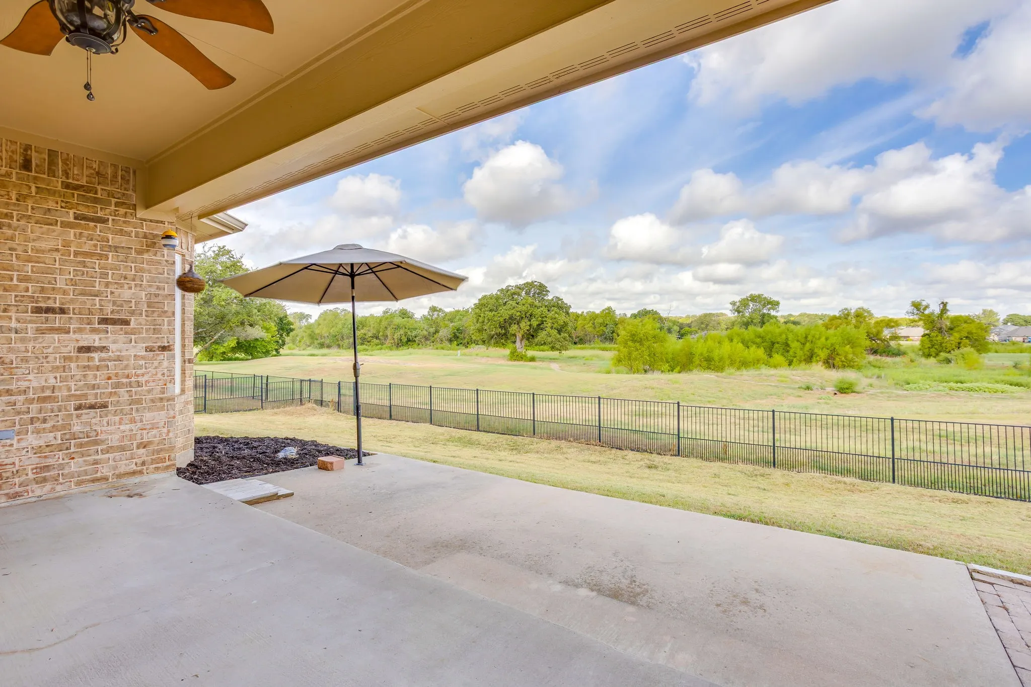 Single Family Residence For Sale in Johnson County , 703 Country Club Drive, Joshua, Texas 76058, 4 Bedroom, 3 Bathroom, 3 Garage spaces, 2,968 Sqft, built in 2003, mls#21399133, Real Estate Agent in Joshua, Homes For Sale in Johnson county, Homes For Sale in Joshua, Realtor in Joshua Texas, Real Estate Brokerage Independent Realty Texas, Luminita Cordes Realtor