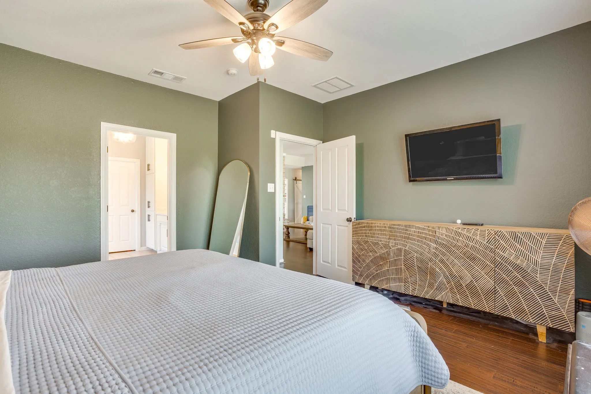 Single Family Residence For Sale in Johnson County , 703 Country Club Drive, Joshua, Texas 76058, 4 Bedroom, 3 Bathroom, 3 Garage spaces, 2,968 Sqft, built in 2003, mls#21399133, Real Estate Agent in Joshua, Homes For Sale in Johnson county, Homes For Sale in Joshua, Realtor in Joshua Texas, Real Estate Brokerage Independent Realty Texas, Luminita Cordes Realtor
