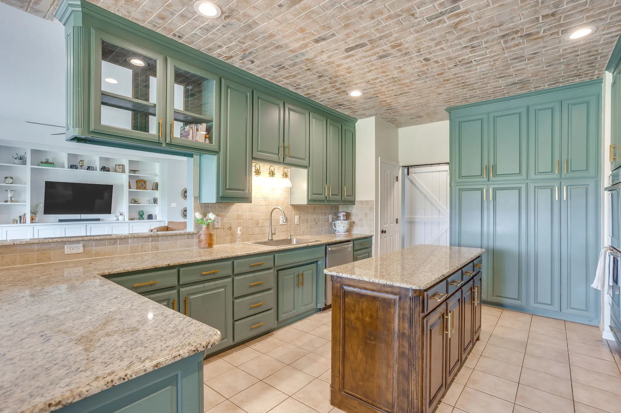 Single Family Residence For Sale in Johnson County , 703 Country Club Drive, Joshua, Texas 76058, 4 Bedroom, 3 Bathroom, 3 Garage spaces, 2,968 Sqft, built in 2003, mls#21399133, Real Estate Agent in Joshua, Homes For Sale in Johnson county, Homes For Sale in Joshua, Realtor in Joshua Texas, Real Estate Brokerage Independent Realty Texas, Luminita Cordes Realtor