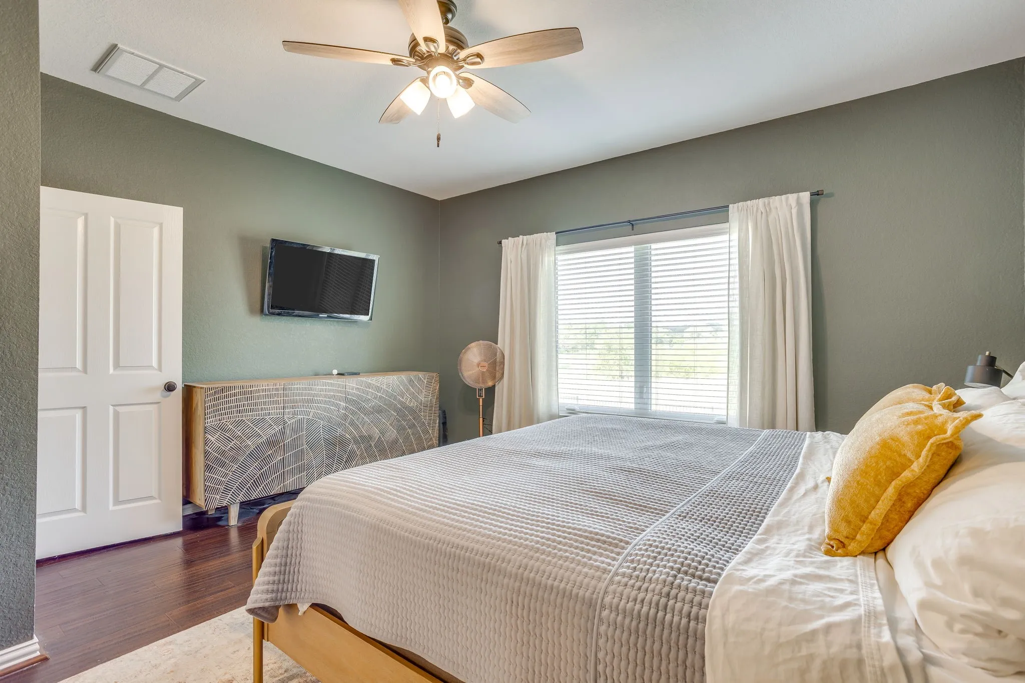 Single Family Residence For Sale in Johnson County , 703 Country Club Drive, Joshua, Texas 76058, 4 Bedroom, 3 Bathroom, 3 Garage spaces, 2,968 Sqft, built in 2003, mls#21399133, Real Estate Agent in Joshua, Homes For Sale in Johnson county, Homes For Sale in Joshua, Realtor in Joshua Texas, Real Estate Brokerage Independent Realty Texas, Luminita Cordes Realtor