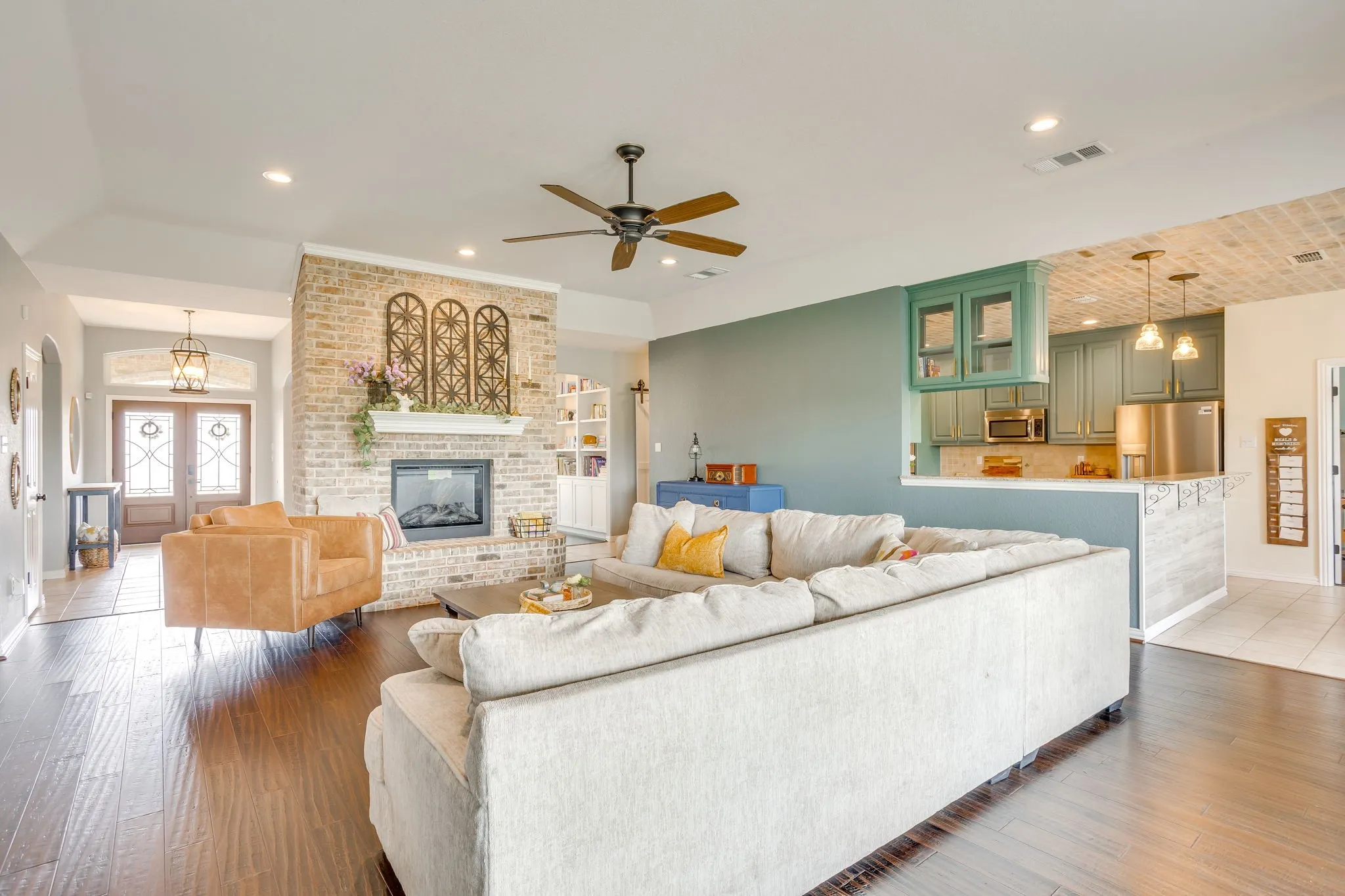 Single Family Residence For Sale in Johnson County , 703 Country Club Drive, Joshua, Texas 76058, 4 Bedroom, 3 Bathroom, 3 Garage spaces, 2,968 Sqft, built in 2003, mls#21399133, Real Estate Agent in Joshua, Homes For Sale in Johnson county, Homes For Sale in Joshua, Realtor in Joshua Texas, Real Estate Brokerage Independent Realty Texas, Luminita Cordes Realtor