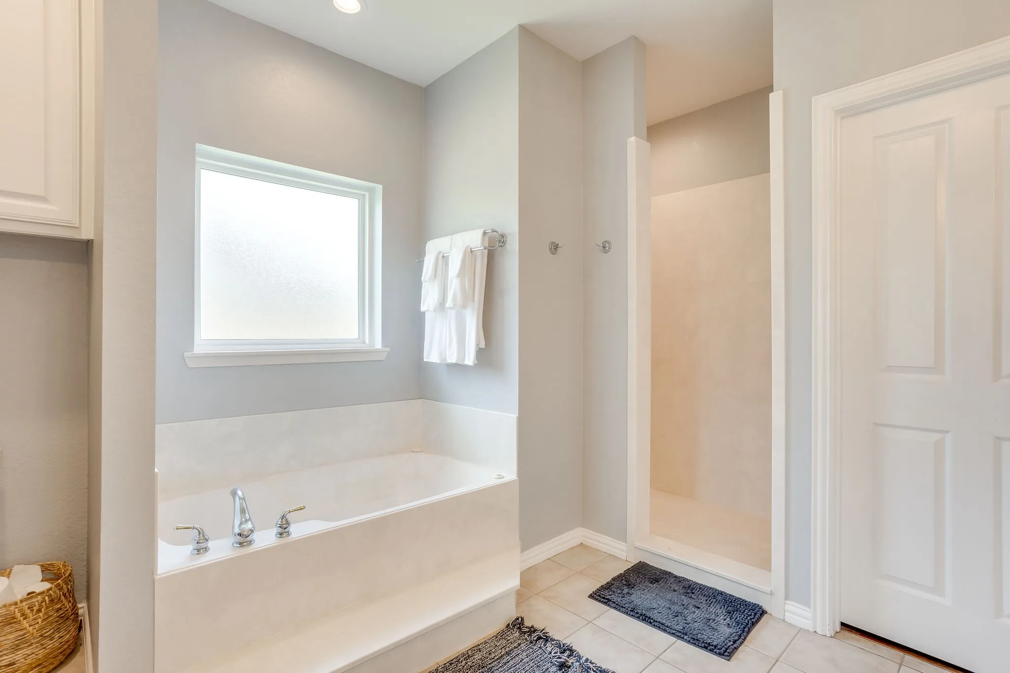 Single Family Residence For Sale in Johnson County , 703 Country Club Drive, Joshua, Texas 76058, 4 Bedroom, 3 Bathroom, 3 Garage spaces, 2,968 Sqft, built in 2003, mls#21399133, Real Estate Agent in Joshua, Homes For Sale in Johnson county, Homes For Sale in Joshua, Realtor in Joshua Texas, Real Estate Brokerage Independent Realty Texas, Luminita Cordes Realtor
