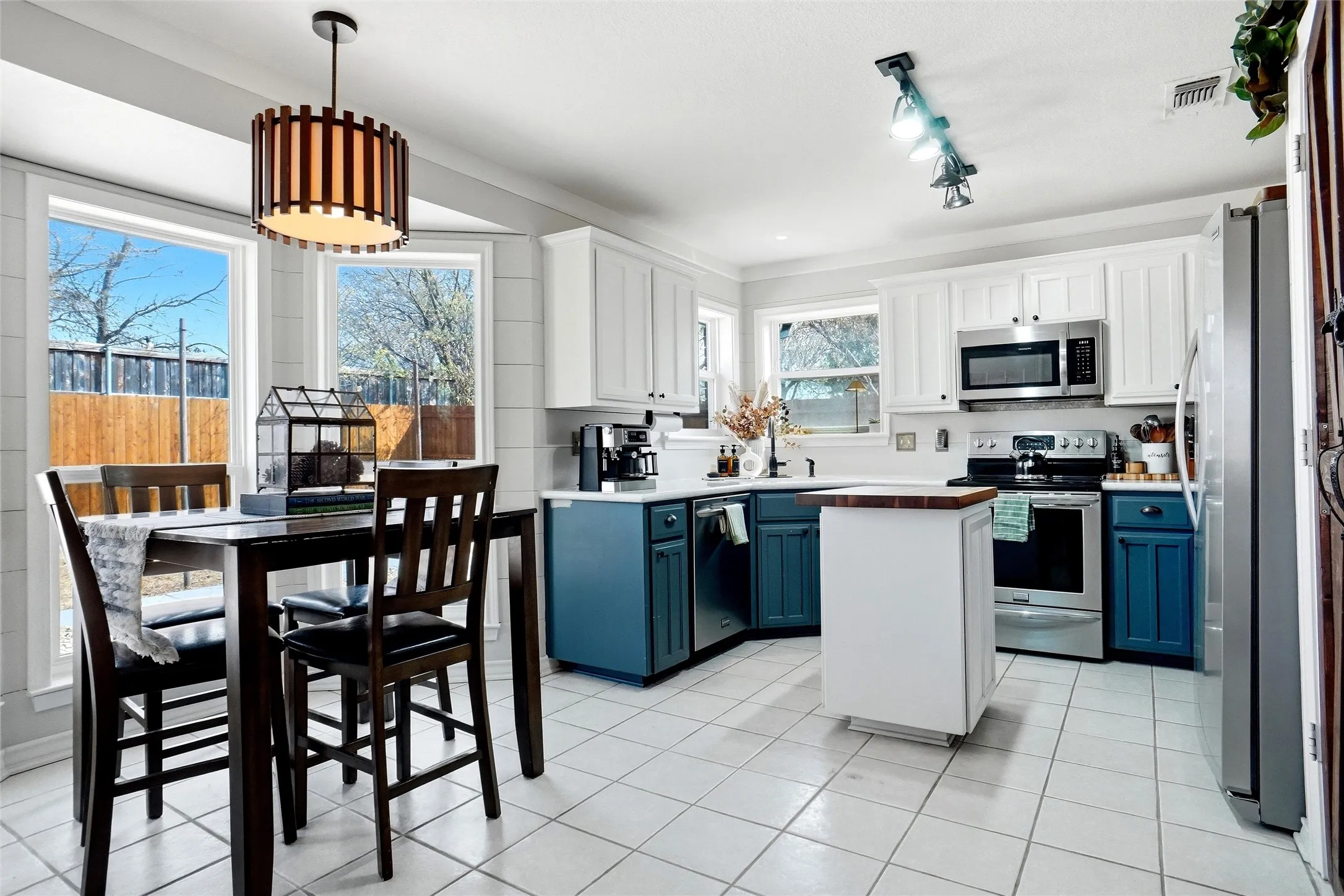 Single Family Residence For Sale in Denton County , 414 Madison Place, Ponder, Texas 76259, 3 Bedroom, 2 Bathroom, 2 Garage spaces, 1,584 Sqft, built in 2000, mls#21394344, Real Estate Agent in Ponder, Homes For Sale in Denton county, Homes For Sale in Ponder, Realtor in Ponder Texas, Real Estate Brokerage Independent Realty Texas, Luminita Cordes Realtor