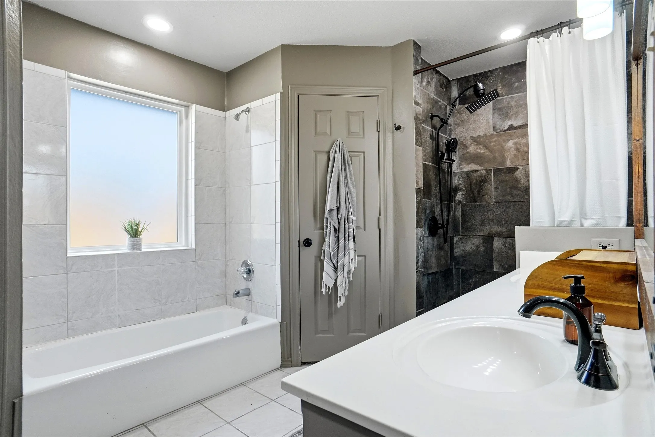 Single Family Residence For Sale in Denton County , 414 Madison Place, Ponder, Texas 76259, 3 Bedroom, 2 Bathroom, 2 Garage spaces, 1,584 Sqft, built in 2000, mls#21394344, Real Estate Agent in Ponder, Homes For Sale in Denton county, Homes For Sale in Ponder, Realtor in Ponder Texas, Real Estate Brokerage Independent Realty Texas, Luminita Cordes Realtor