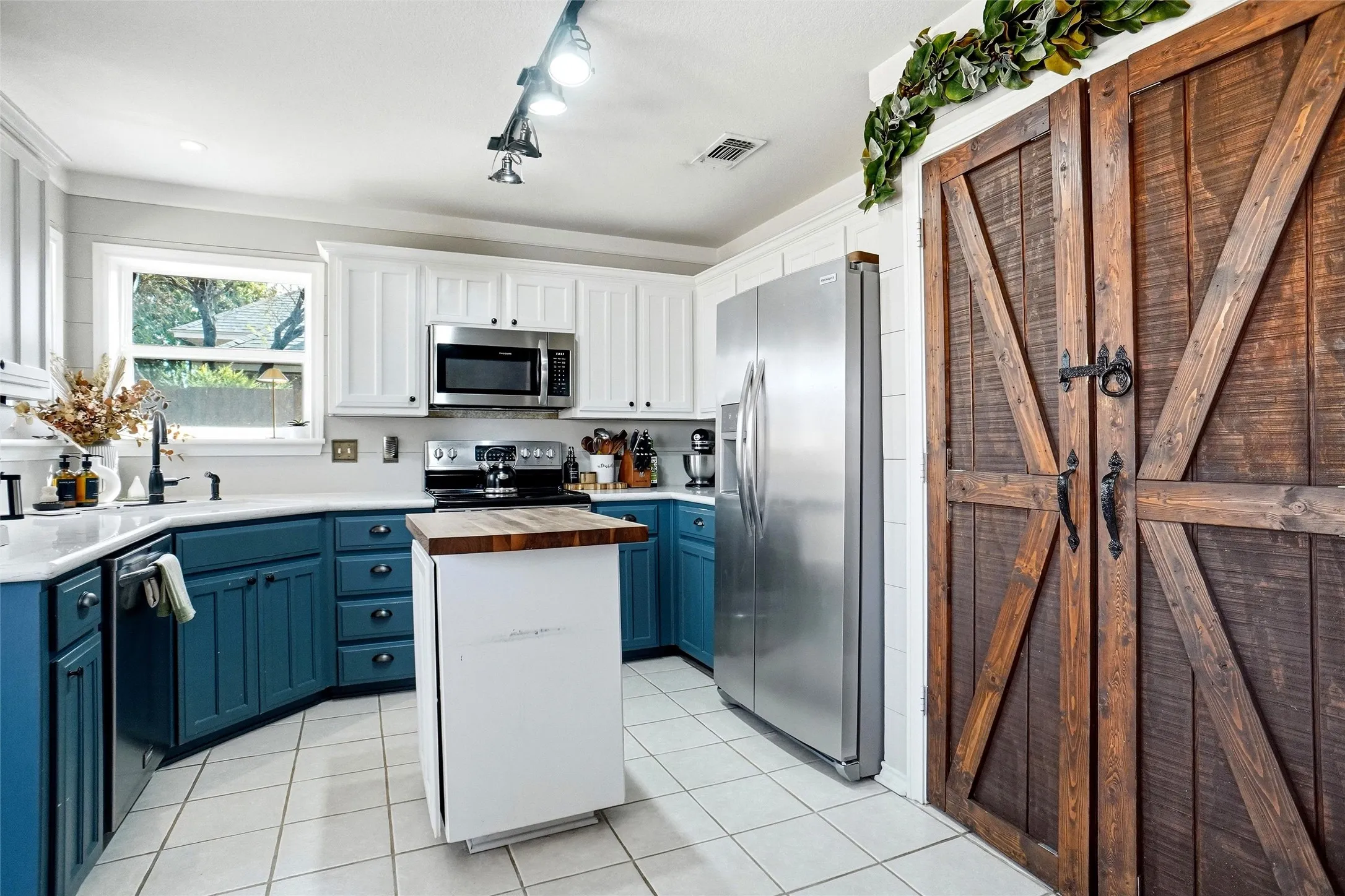 Single Family Residence For Sale in Denton County , 414 Madison Place, Ponder, Texas 76259, 3 Bedroom, 2 Bathroom, 2 Garage spaces, 1,584 Sqft, built in 2000, mls#21394344, Real Estate Agent in Ponder, Homes For Sale in Denton county, Homes For Sale in Ponder, Realtor in Ponder Texas, Real Estate Brokerage Independent Realty Texas, Luminita Cordes Realtor
