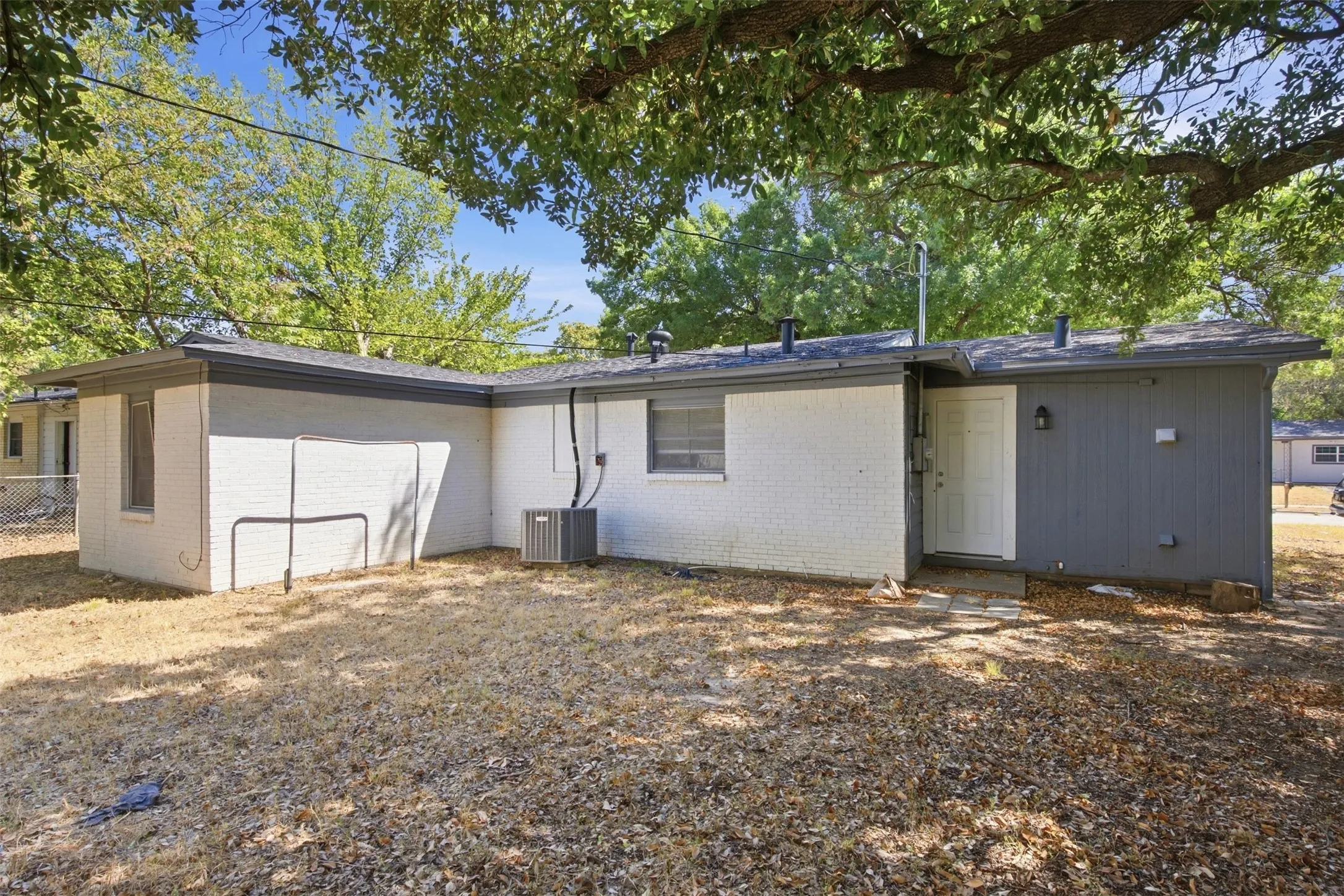 Single Family Residence For Rent in Tarrant County , 1203 Belvedere Drive, Arlington, Texas 76010, 3 Bedroom, 2 Bathroom, 1 Garage spaces, 1,039 Sqft, built in 1955, mls#21398731, Real Estate Agent in Arlington, Homes For Rent in Tarrant county, Homes For Rent in Arlington, Realtor in Arlington Texas, Real Estate Brokerage Independent Realty Texas, Luminita Cordes Realtor