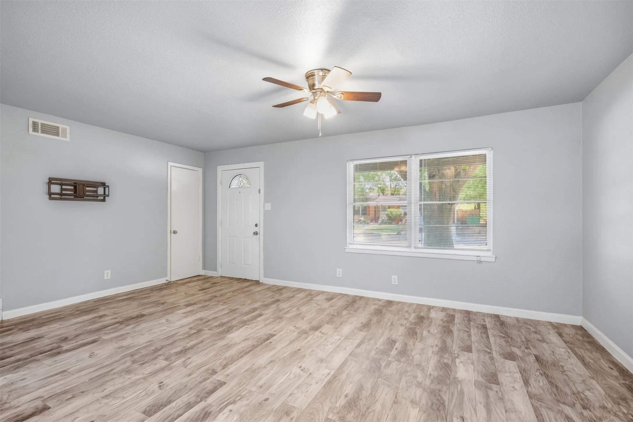 Single Family Residence For Rent in Tarrant County , 1203 Belvedere Drive, Arlington, Texas 76010, 3 Bedroom, 2 Bathroom, 1 Garage spaces, 1,039 Sqft, built in 1955, mls#21398731, Real Estate Agent in Arlington, Homes For Rent in Tarrant county, Homes For Rent in Arlington, Realtor in Arlington Texas, Real Estate Brokerage Independent Realty Texas, Luminita Cordes Realtor