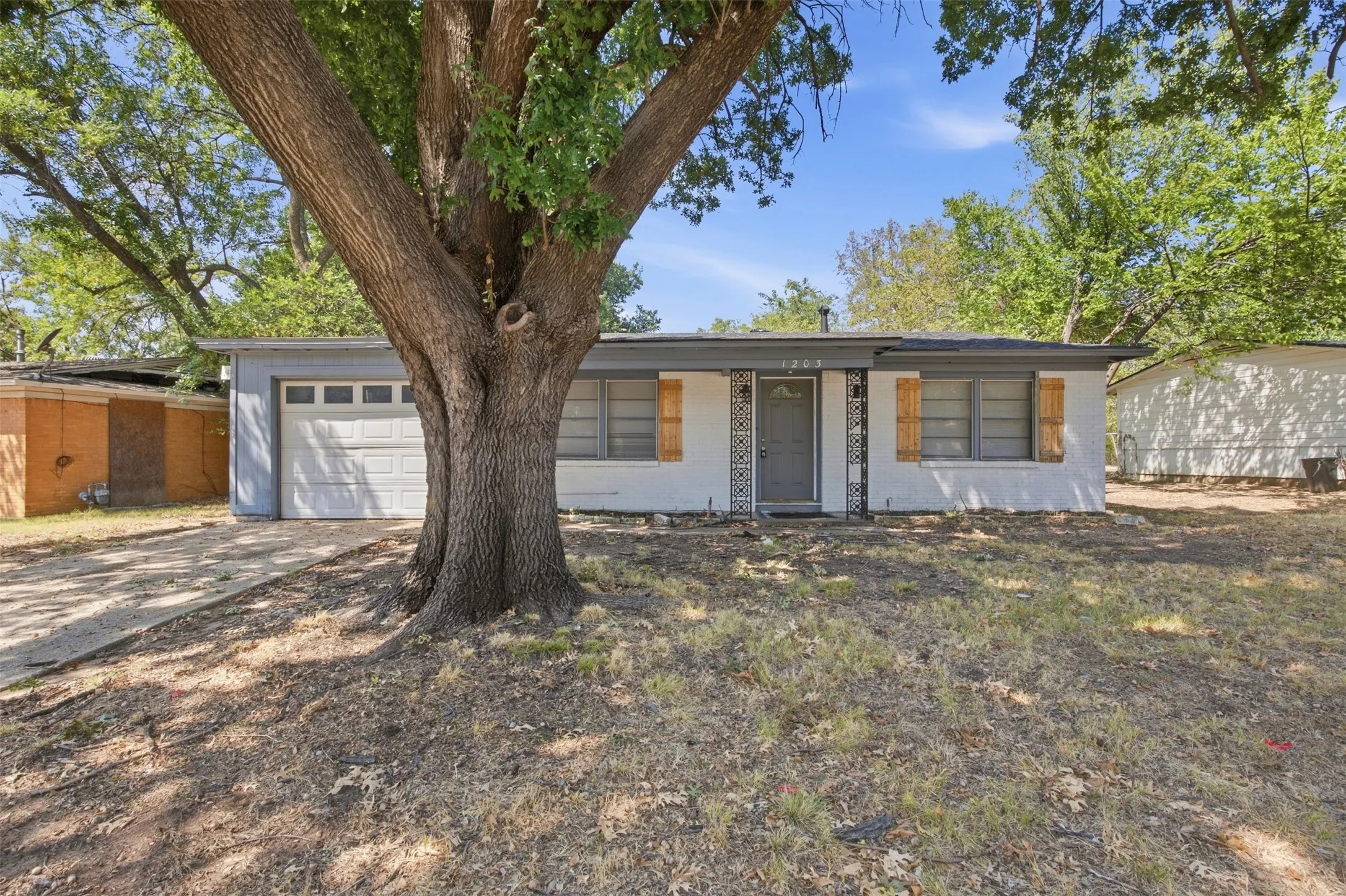 Single Family Residence For Rent in Tarrant County , 1203 Belvedere Drive, Arlington, Texas 76010, 3 Bedroom, 2 Bathroom, 1 Garage spaces, 1,039 Sqft, built in 1955, mls#21398731, Real Estate Agent in Arlington, Homes For Rent in Tarrant county, Homes For Rent in Arlington, Realtor in Arlington Texas, Real Estate Brokerage Independent Realty Texas, Luminita Cordes Realtor