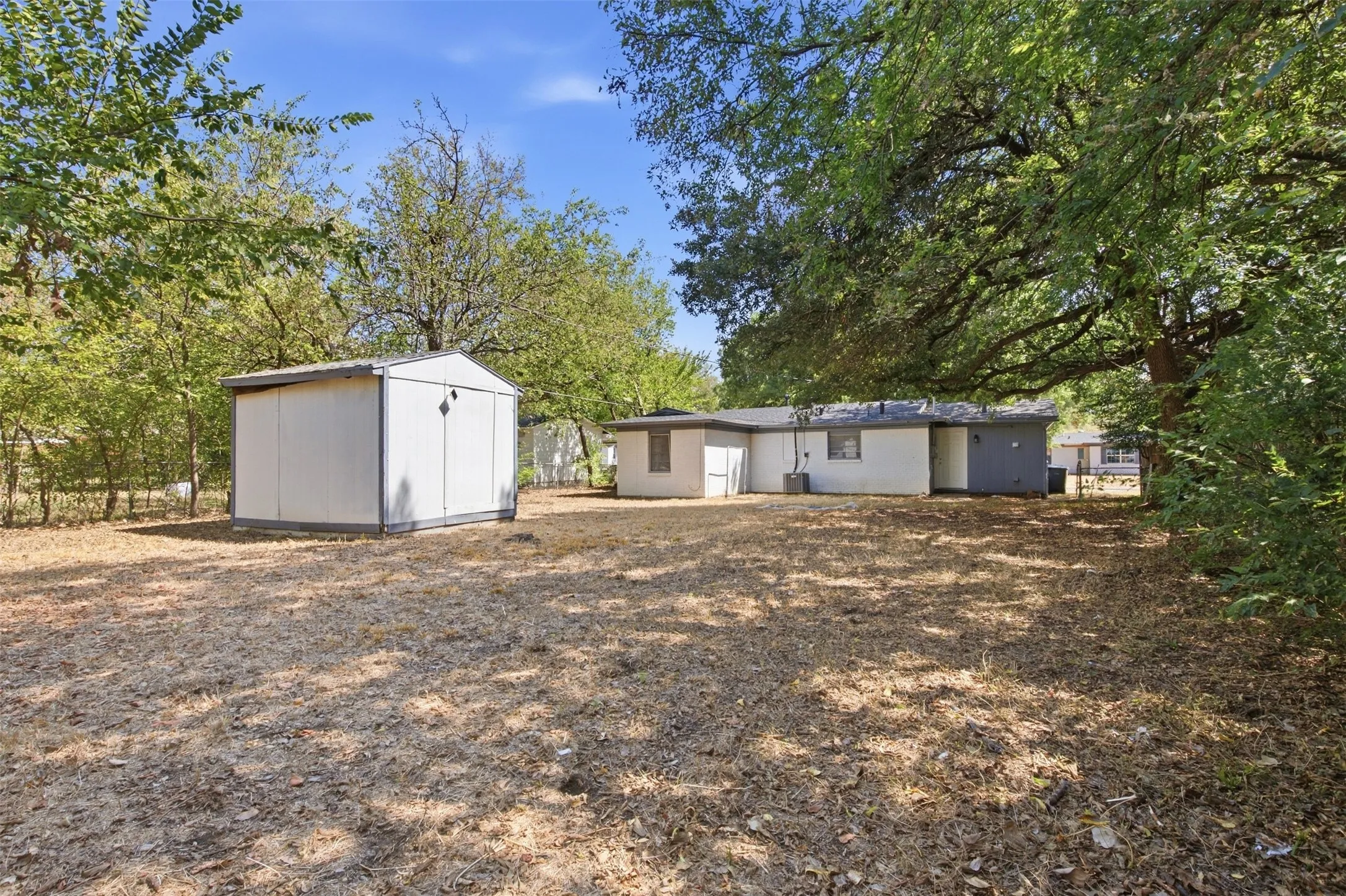 Single Family Residence For Rent in Tarrant County , 1203 Belvedere Drive, Arlington, Texas 76010, 3 Bedroom, 2 Bathroom, 1 Garage spaces, 1,039 Sqft, built in 1955, mls#21398731, Real Estate Agent in Arlington, Homes For Rent in Tarrant county, Homes For Rent in Arlington, Realtor in Arlington Texas, Real Estate Brokerage Independent Realty Texas, Luminita Cordes Realtor