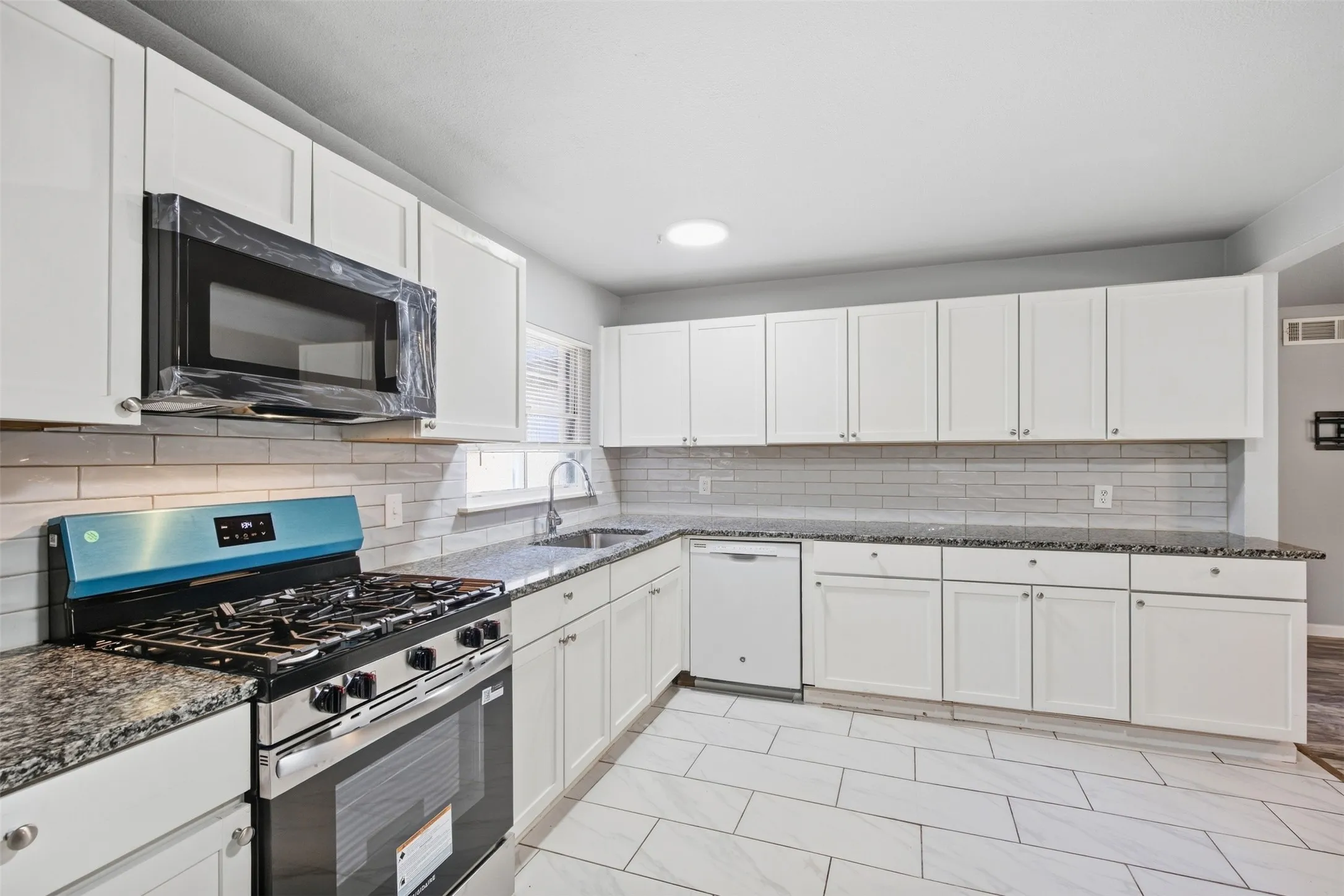 Single Family Residence For Rent in Tarrant County , 1203 Belvedere Drive, Arlington, Texas 76010, 3 Bedroom, 2 Bathroom, 1 Garage spaces, 1,039 Sqft, built in 1955, mls#21398731, Real Estate Agent in Arlington, Homes For Rent in Tarrant county, Homes For Rent in Arlington, Realtor in Arlington Texas, Real Estate Brokerage Independent Realty Texas, Luminita Cordes Realtor