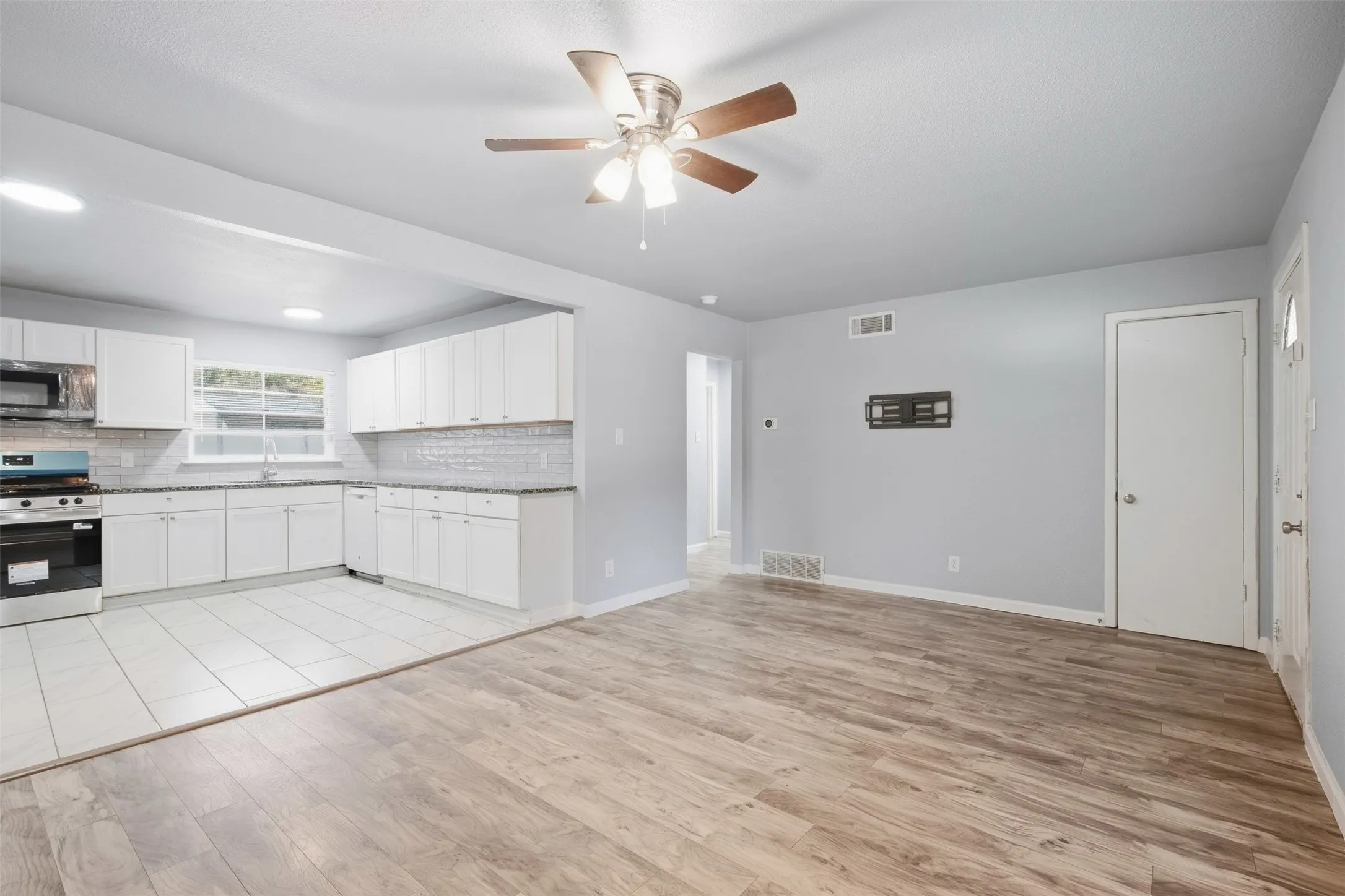 Single Family Residence For Rent in Tarrant County , 1203 Belvedere Drive, Arlington, Texas 76010, 3 Bedroom, 2 Bathroom, 1 Garage spaces, 1,039 Sqft, built in 1955, mls#21398731, Real Estate Agent in Arlington, Homes For Rent in Tarrant county, Homes For Rent in Arlington, Realtor in Arlington Texas, Real Estate Brokerage Independent Realty Texas, Luminita Cordes Realtor