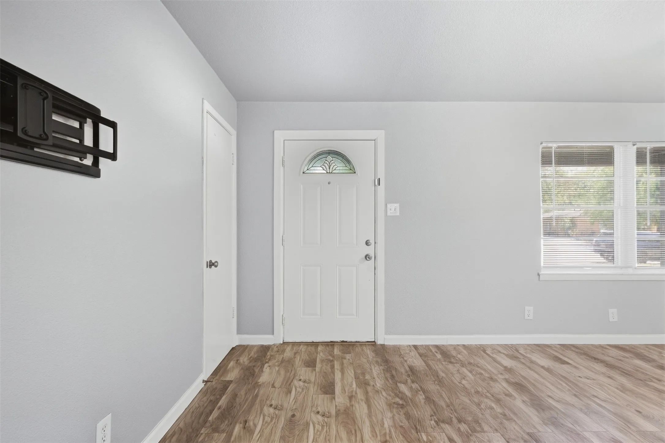 Single Family Residence For Rent in Tarrant County , 1203 Belvedere Drive, Arlington, Texas 76010, 3 Bedroom, 2 Bathroom, 1 Garage spaces, 1,039 Sqft, built in 1955, mls#21398731, Real Estate Agent in Arlington, Homes For Rent in Tarrant county, Homes For Rent in Arlington, Realtor in Arlington Texas, Real Estate Brokerage Independent Realty Texas, Luminita Cordes Realtor