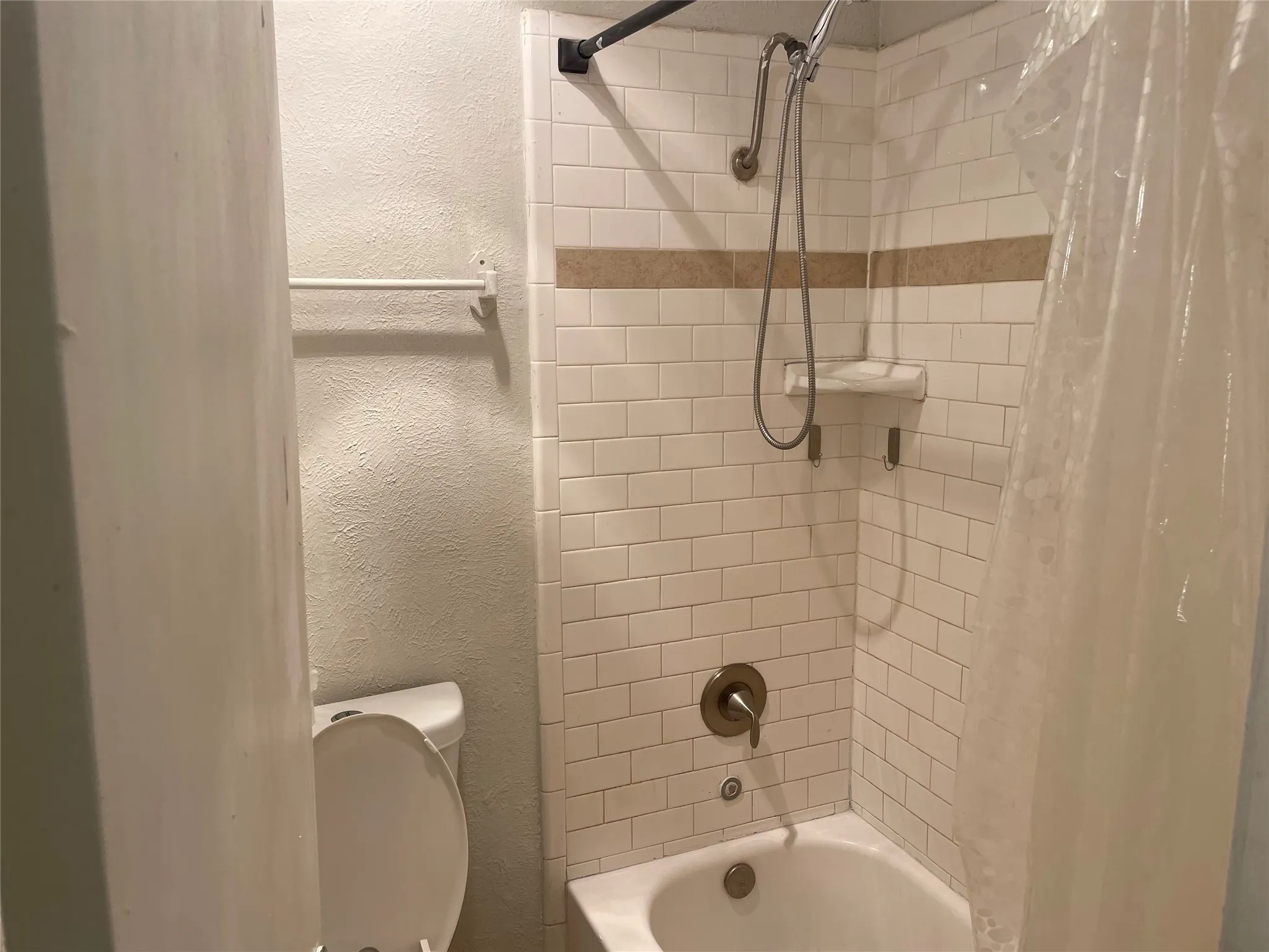 Single Family Residence For Sale in Tarrant County , 3916 Longmeadow Way, Fort Worth, Texas 76133, 3 Bedroom, 2 Bathroom, 2 Garage spaces, 1,711 Sqft, built in 1981, mls#21400726, Real Estate Agent in Fort Worth, Homes For Sale in Tarrant county, Homes For Sale in Fort Worth, Realtor in Fort Worth Texas, Real Estate Brokerage Independent Realty Texas, Luminita Cordes Realtor